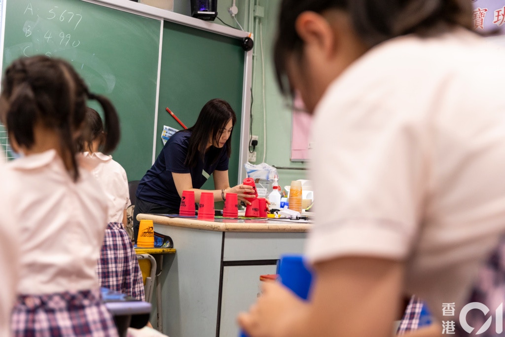 聖公會基愛小學張樂霈校長與小二學生一起玩速疊杯。（陳葦慈攝）