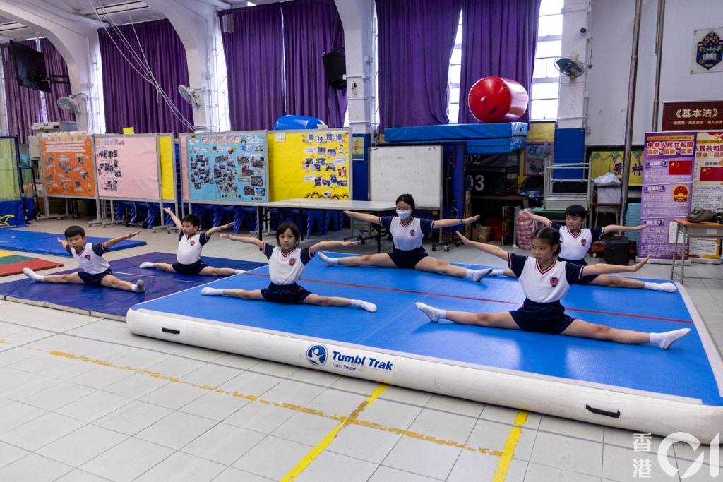 聖公會基愛小學設有多個項目，圖為小一學生參加體操。（陳葦慈攝）