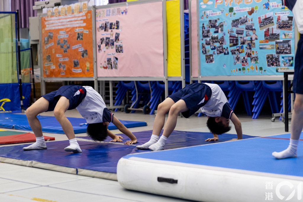 聖公會基愛小學設有多個項目，圖為小一學生參加體操。（陳葦慈攝）