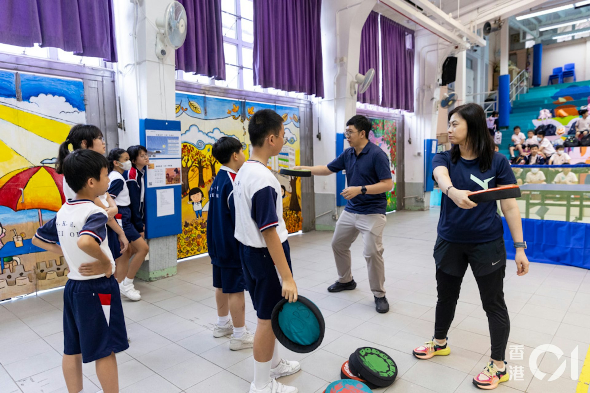 聖公會基愛小學亦有引入新興運動「躲避盤」,張樂霈校長指躲避盤容易上手,學生很快就可以掌握整項運動,有助提升信心。(陳葦慈攝) 聖公會基愛小學亦有引入新興運動「躲避盤」,張樂霈校長指躲避盤容易上手,學生很快就可以掌握整項運動,有助提升信心。(陳葦慈攝)