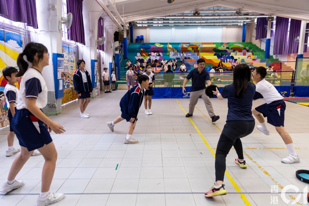 聖公會基愛小學亦有引入新興運動「躲避盤」，張樂霈校長指躲避盤容易上手，學生很快就可以掌握整項運動，有助提升信心。（陳葦慈攝）
