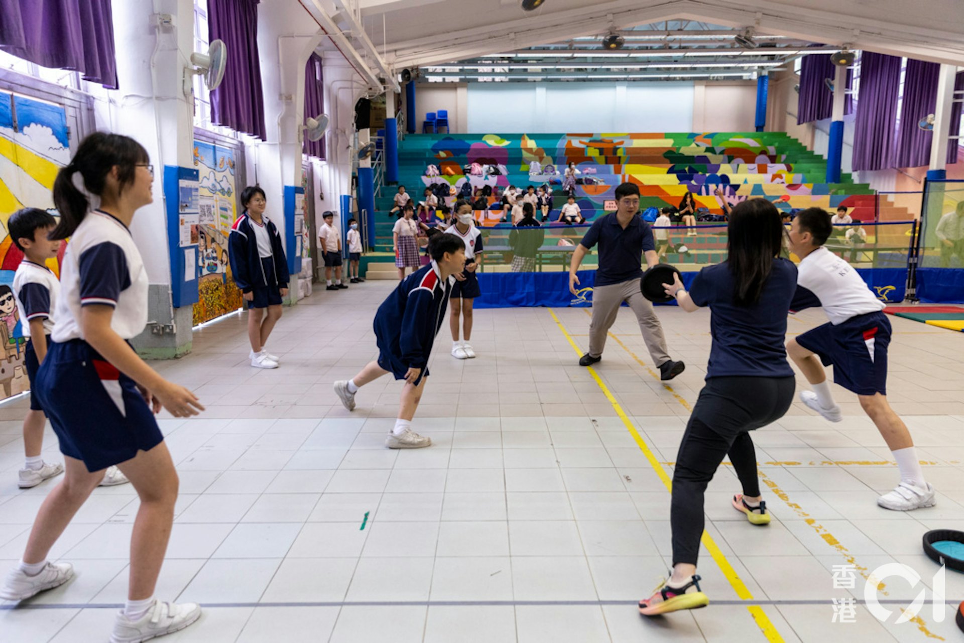 聖公會基愛小學亦有引入新興運動「躲避盤」,張樂霈校長指躲避盤容易上手,學生很快就可以掌握整項運動,有助提升信心。(陳葦慈攝) 聖公會基愛小學亦有引入新興運動「躲避盤」,張樂霈校長指躲避盤容易上手,學生很快就可以掌握整項運動,有助提升信心。(陳葦慈攝)