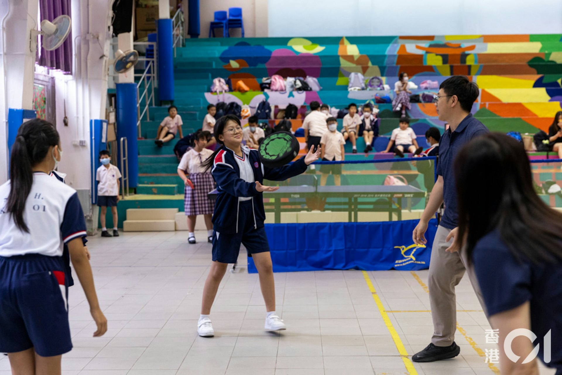 聖公會基愛小學亦有引入新興運動「躲避盤」,張樂霈校長指躲避盤容易上手,學生很快就可以掌握整項運動,有助提升信心。(陳葦慈攝) 聖公會基愛小學亦有引入新興運動「躲避盤」,張樂霈校長指躲避盤容易上手,學生很快就可以掌握整項運動,有助提升信心。(陳葦慈攝)