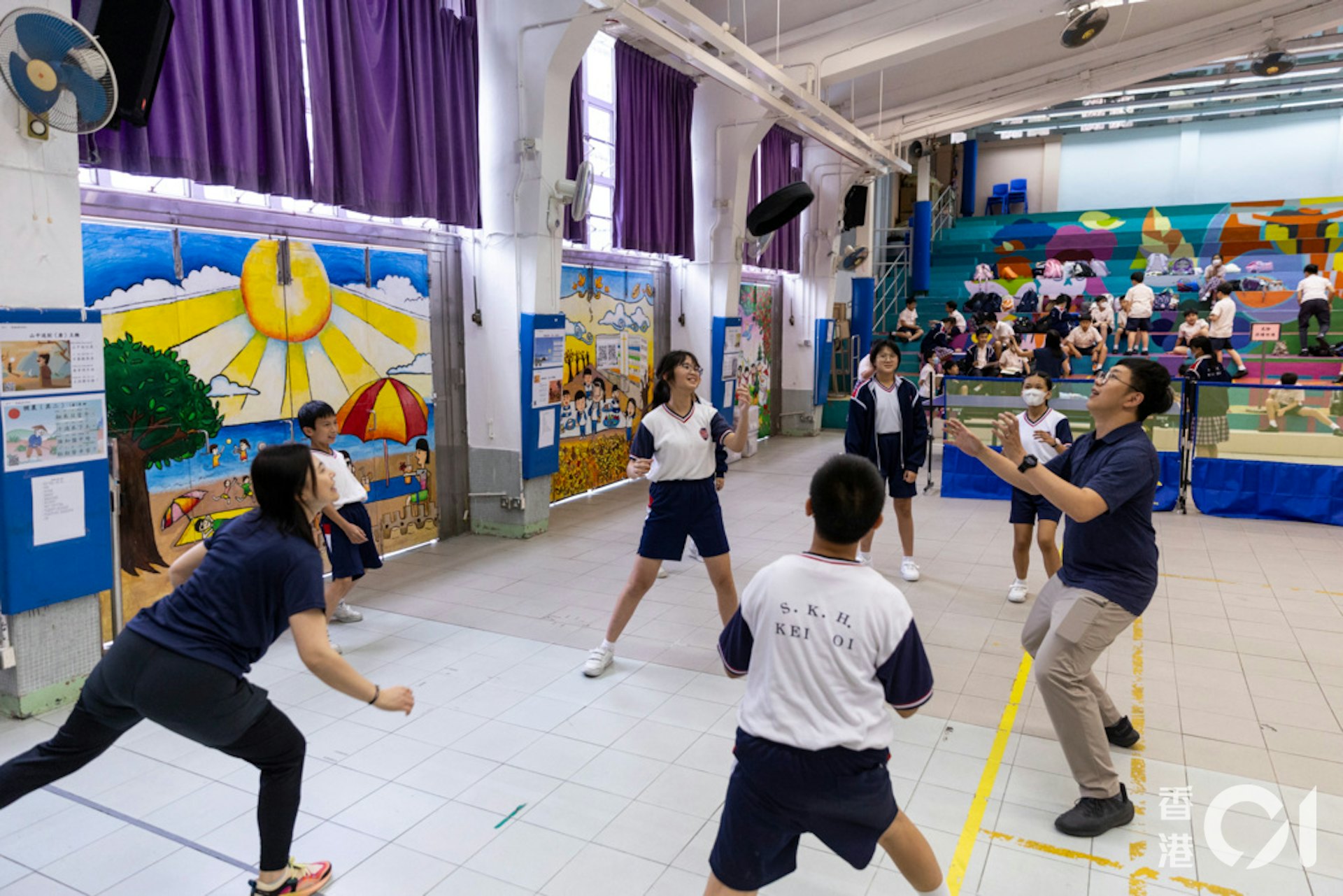 聖公會基愛小學亦有引入新興運動「躲避盤」,張樂霈校長指躲避盤容易上手,學生很快就可以掌握整項運動,有助提升信心。(陳葦慈攝) 聖公會基愛小學亦有引入新興運動「躲避盤」,張樂霈校長指躲避盤容易上手,學生很快就可以掌握整項運動,有助提升信心。(陳葦慈攝)