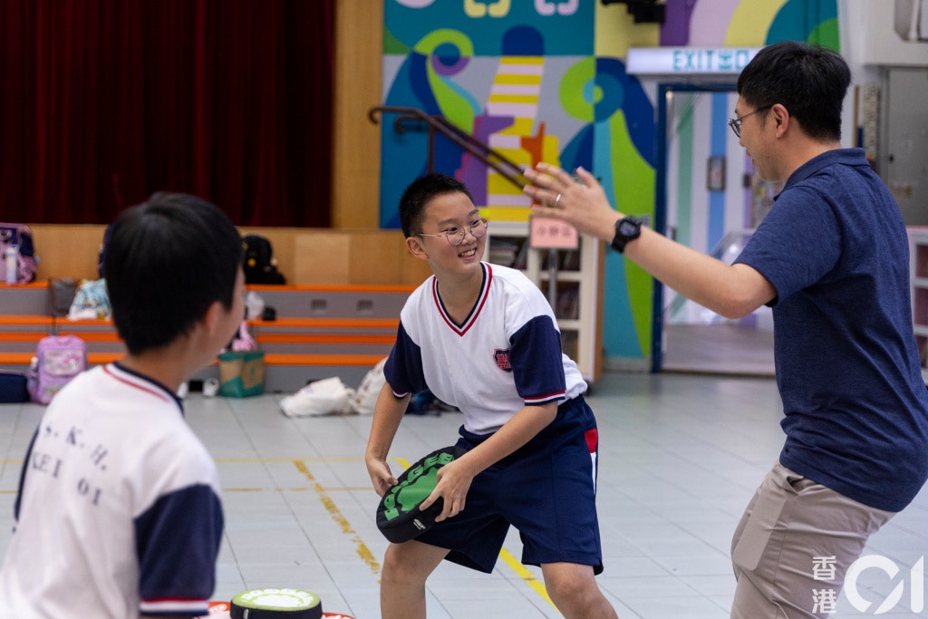 聖公會基愛小學亦有引入新興運動「躲避盤」，張樂霈校長指躲避盤容易上手，學生很快就可以掌握整項運動，有助提升信心。（陳葦慈攝）