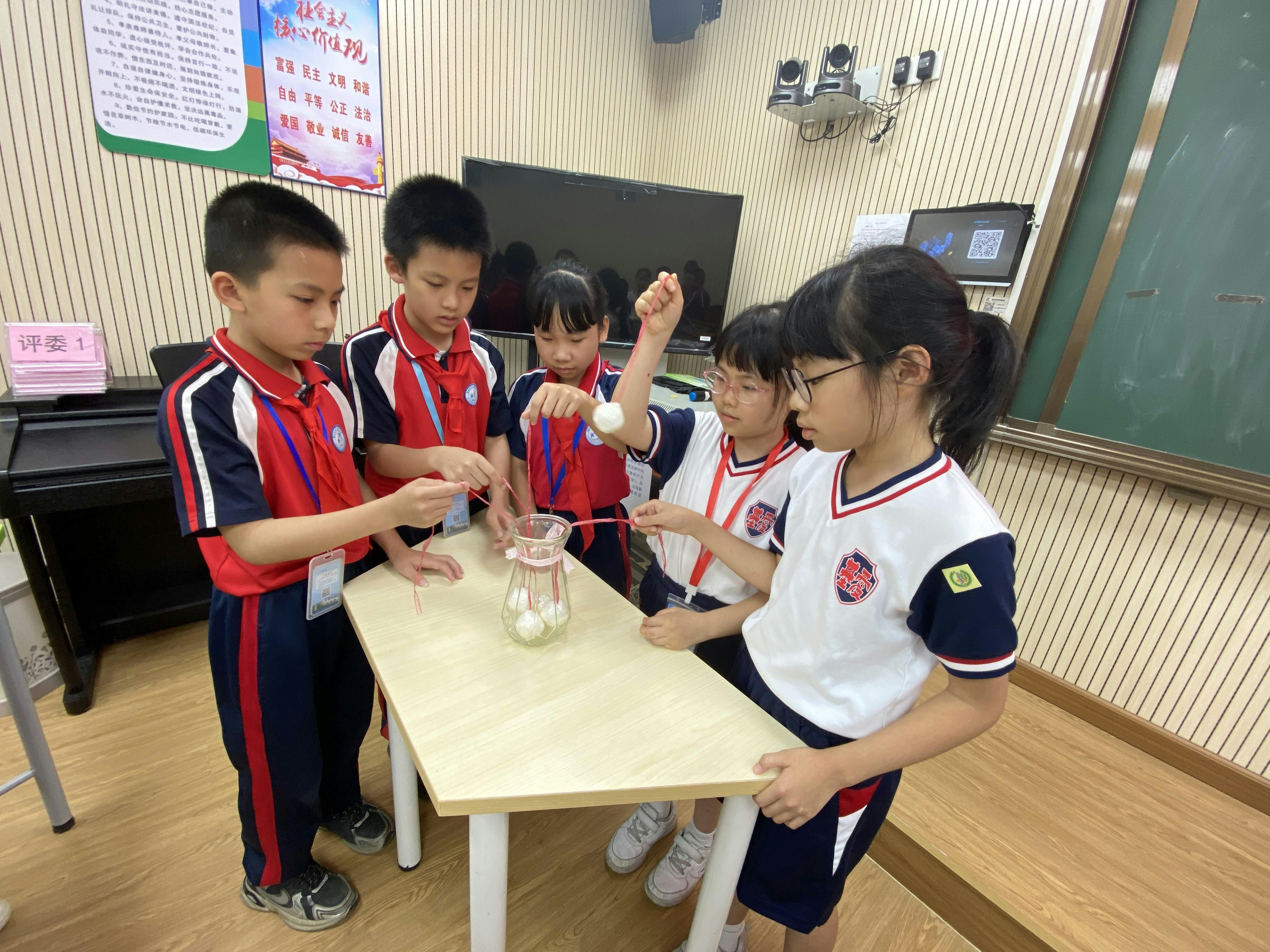 學生於肇慶一所小學合作以行動引證推測結果。(張樂霈校長提供) 學生於肇慶一所小學合作以行動引證推測結果。(張樂霈校長提供)