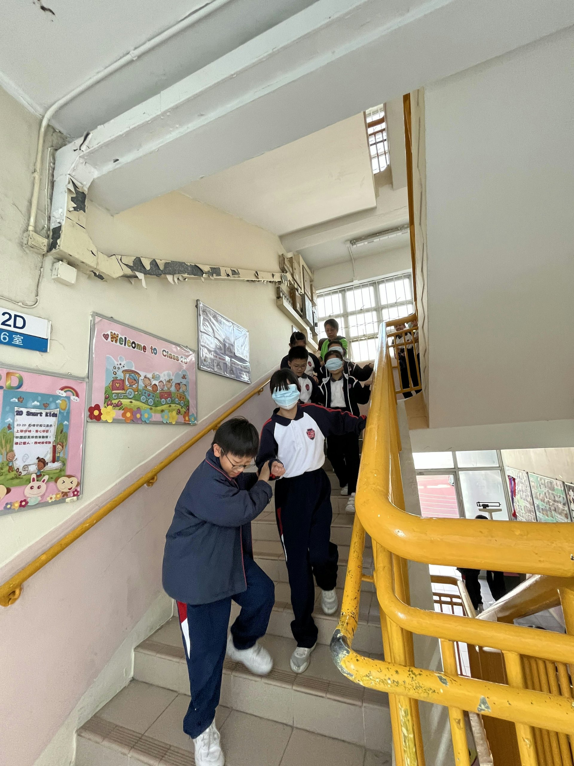 學生以體驗學習了解和感受瞎子的難處。(張樂霈校長提供) 學生以體驗學習了解和感受瞎子的難處。(張樂霈校長提供)