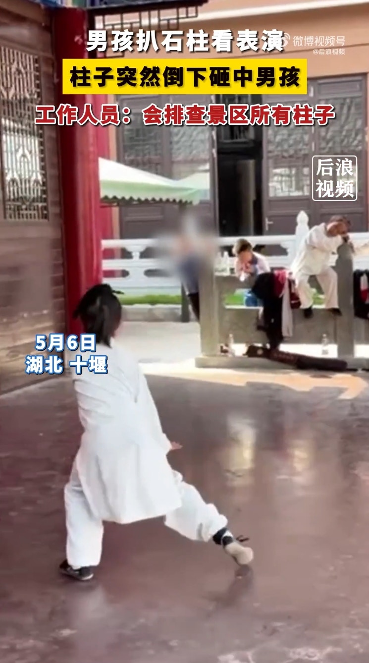 湖北一名男童趁著五一長假隨家人到武當山觀看武術表演，看得起勁時還攀附石柱手舞足蹈，沒想到這石柱突然倒下，重重壓在他的身上，網民紛紛驚歎其「神力」驚人。（微博＠後浪視頻）