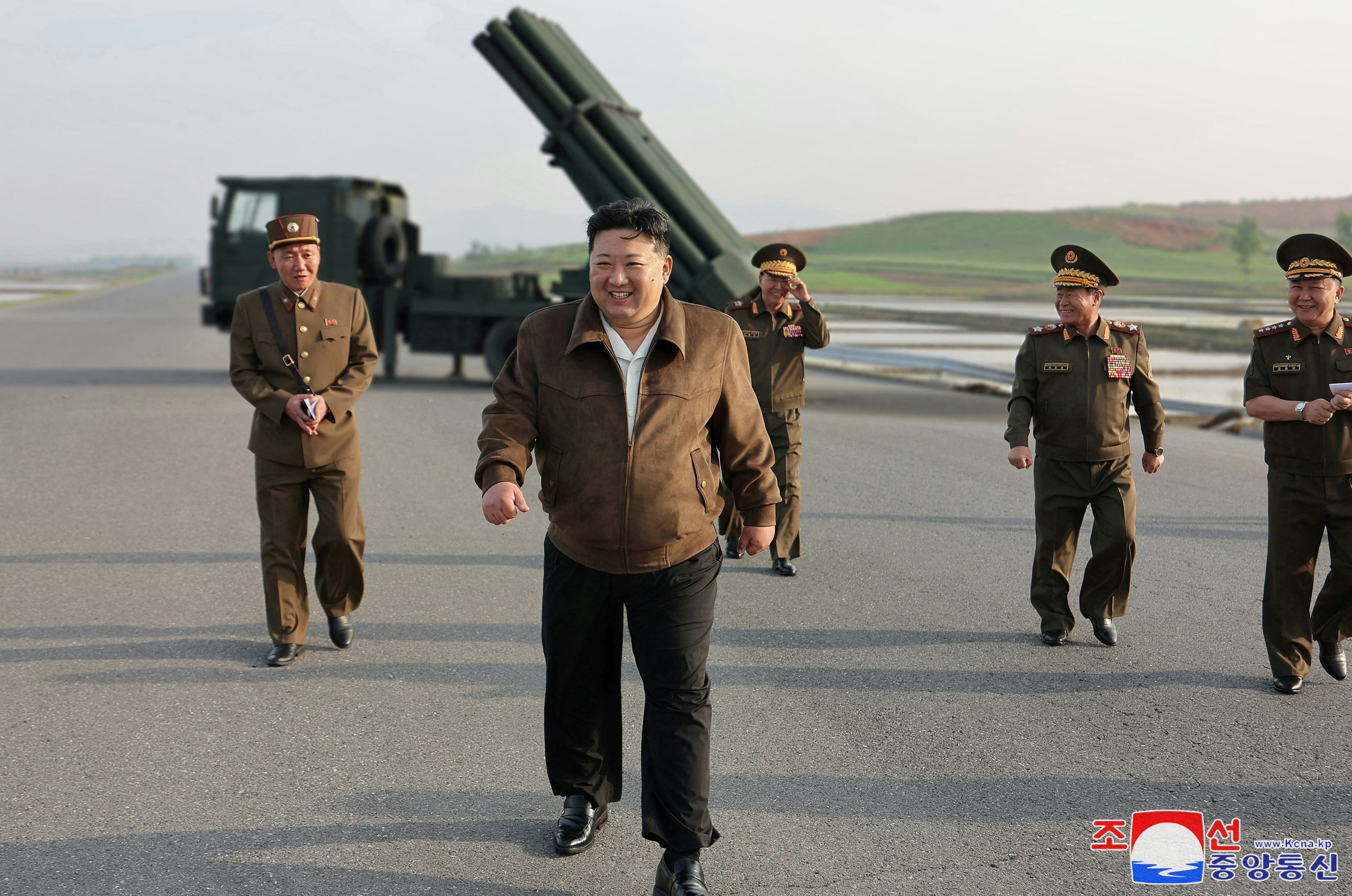 朝鮮勞動黨總書記、國務委員長金正恩2024年5月10日瞭解技術更新迭代的240毫米火箭炮武器系統後，觀看了家軍工企業生產的可控火箭炮彈試射。（KCNA via REUTERS）