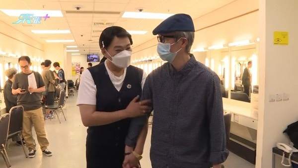 兩人在現場十分甜蜜，十指緊扣，彷彿完美詮釋了何伯和新何太之間的甜蜜愛情(圖取材自節目截圖)