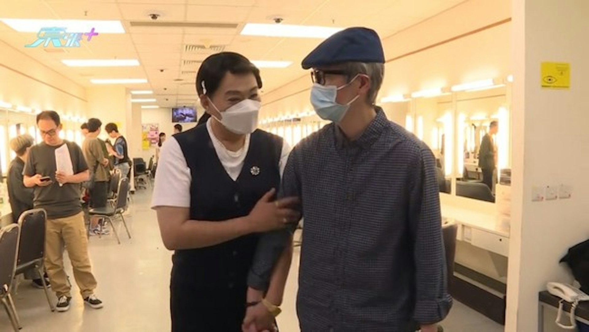 兩人在現場十分甜蜜,十指緊扣,彷彿完美詮釋了何伯和新何太之間的甜蜜愛情(圖取材自節目截圖)