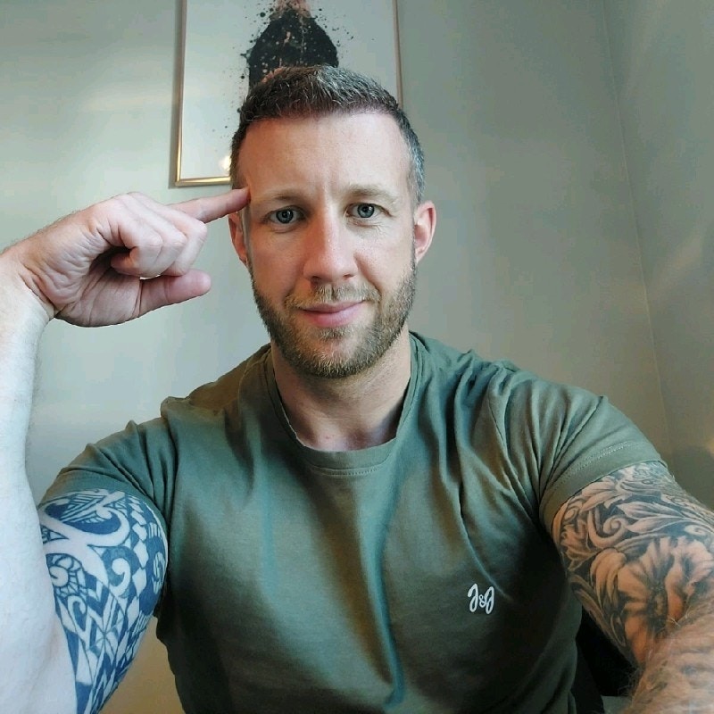 被起訴的37歲Matthew Trickett，在英國開設保安公司。（Matthew Trickett LinkedIn）