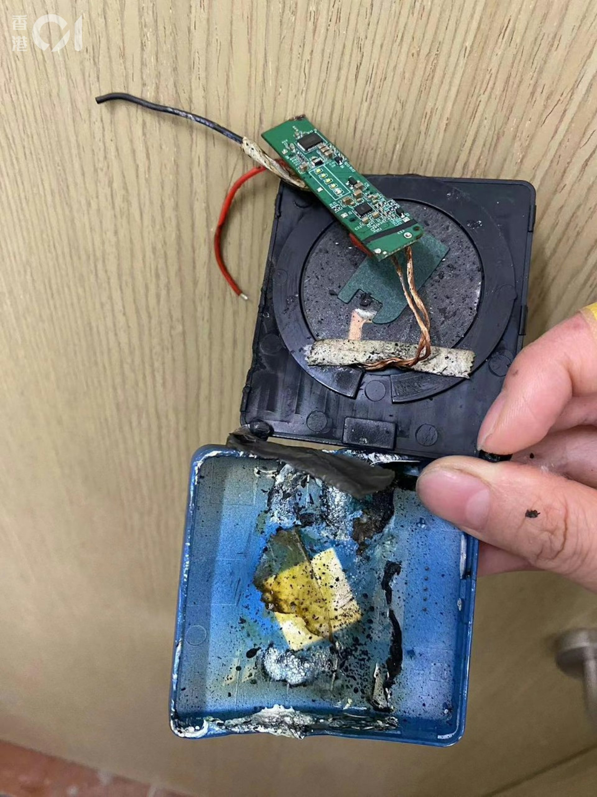 傷者向《香港01》提供事發後的「尿袋」相片,可見其損毀嚴重。 傷者向《香港01》提供事發後的「尿袋」相片,可見其損毀嚴重。