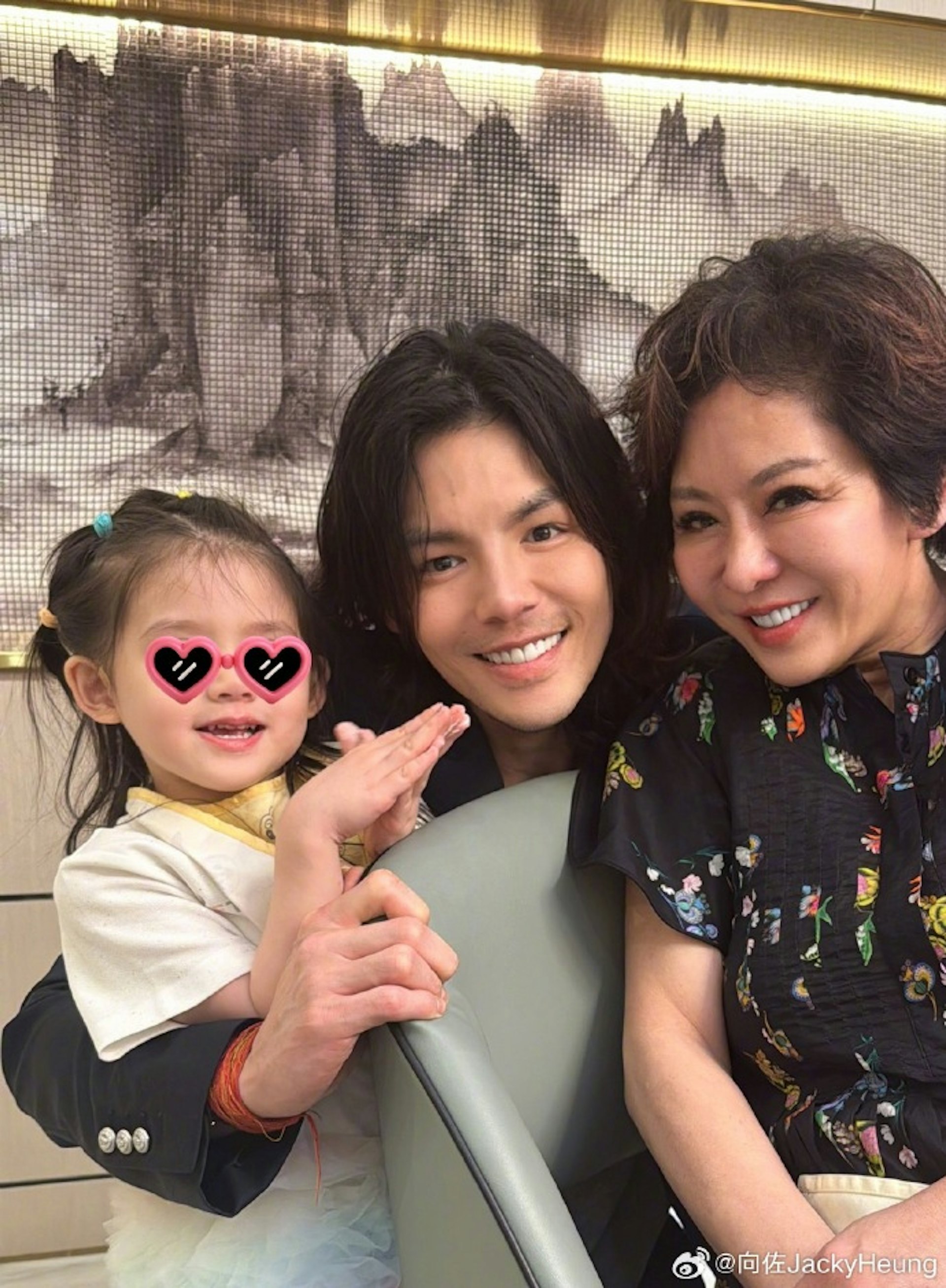 向佐一家慶祝母親節。(微博@向佐) 向佐一家慶祝母親節。(微博@向佐)