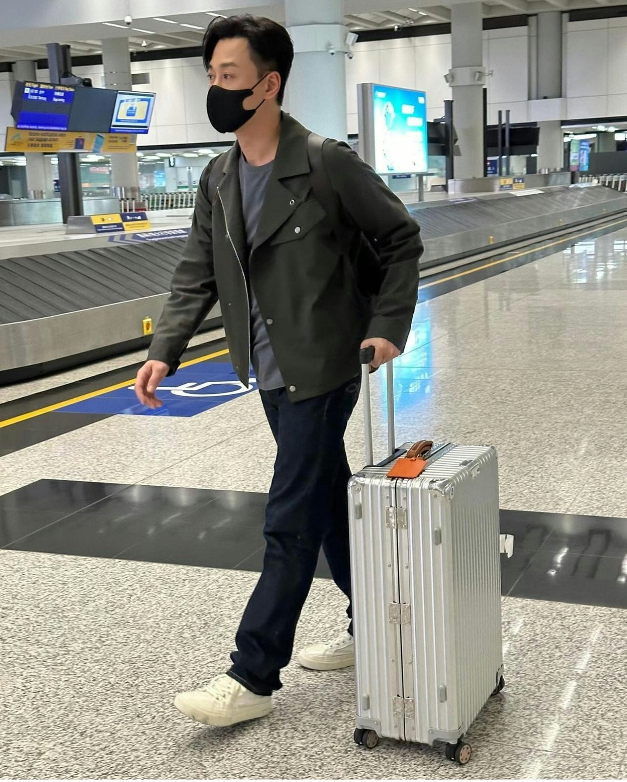 林峰最近忙于四围飞宣传电影和剧集，近日他现身机场自己推行李箧，获赞没架子。（IG@lam_fung_offical)