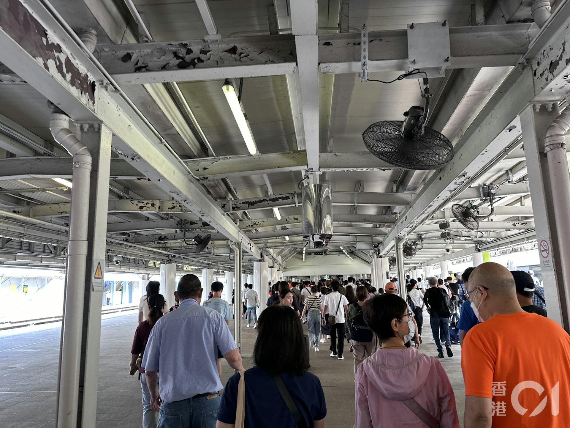 2024年5月15日,羅湖口岸早上9時許,已有大批港人過關到深圳吃喝玩樂。(倪清江攝) 2024年5月15日,羅湖口岸早上9時許,已有大批港人過關到深圳吃喝玩樂。(倪清江攝)