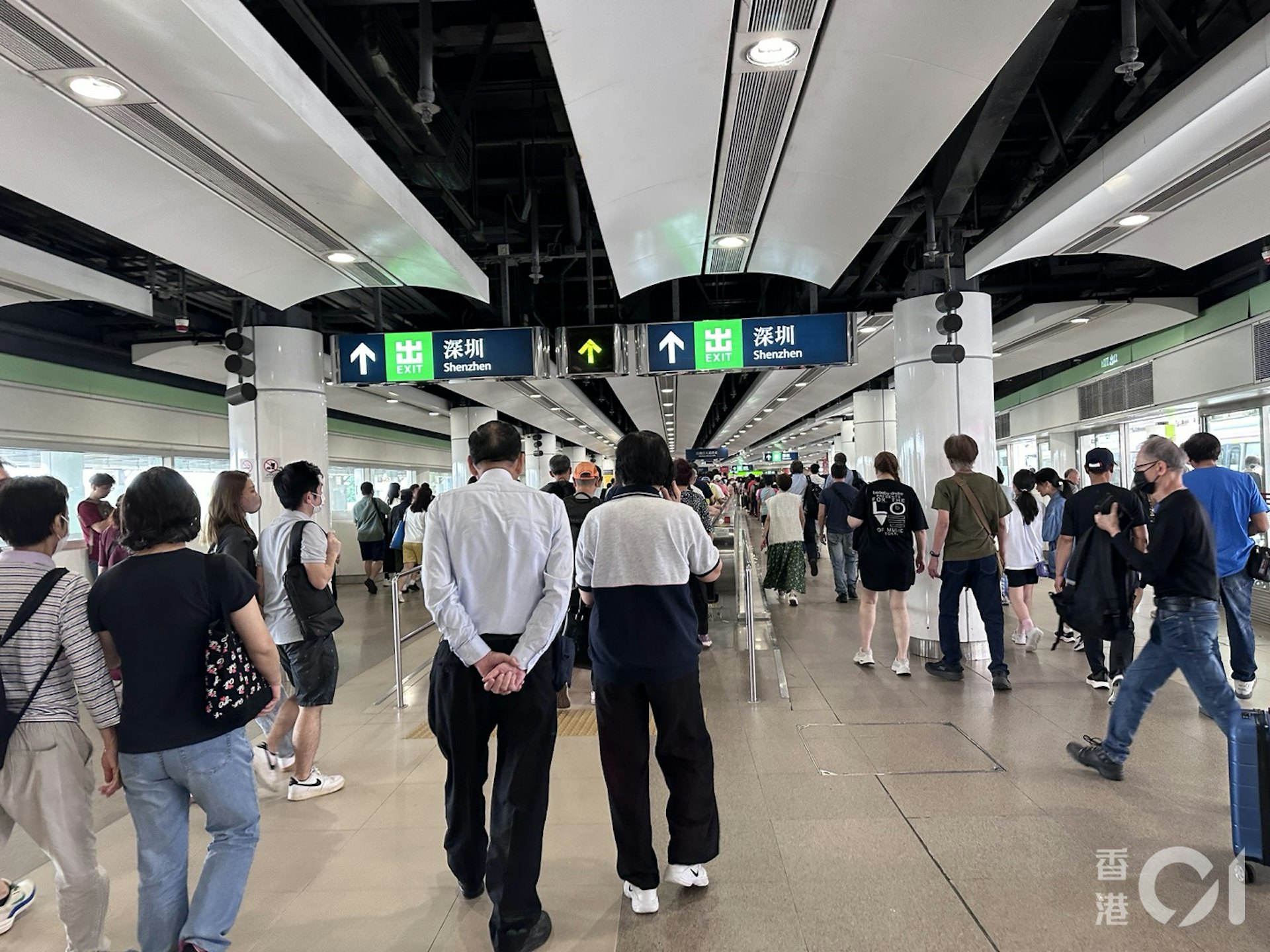 2024年5月15日,羅湖口岸早上9時許,已有大批港人過關到深圳吃喝玩樂。(倪清江攝) 2024年5月15日,羅湖口岸早上9時許,已有大批港人過關到深圳吃喝玩樂。(倪清江攝)