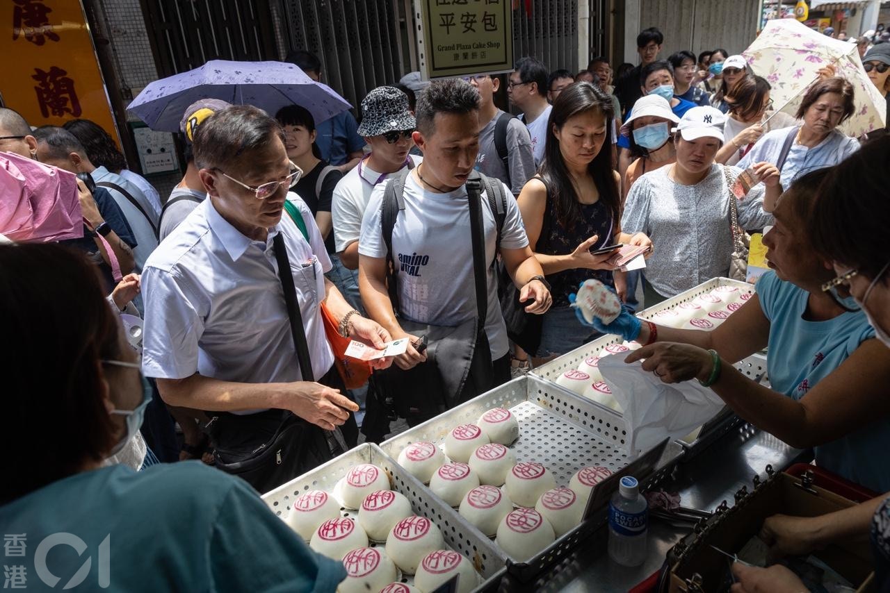 5月15日，長洲的餅店外大排長龍，市民購買平安包。（廖雁雄攝）