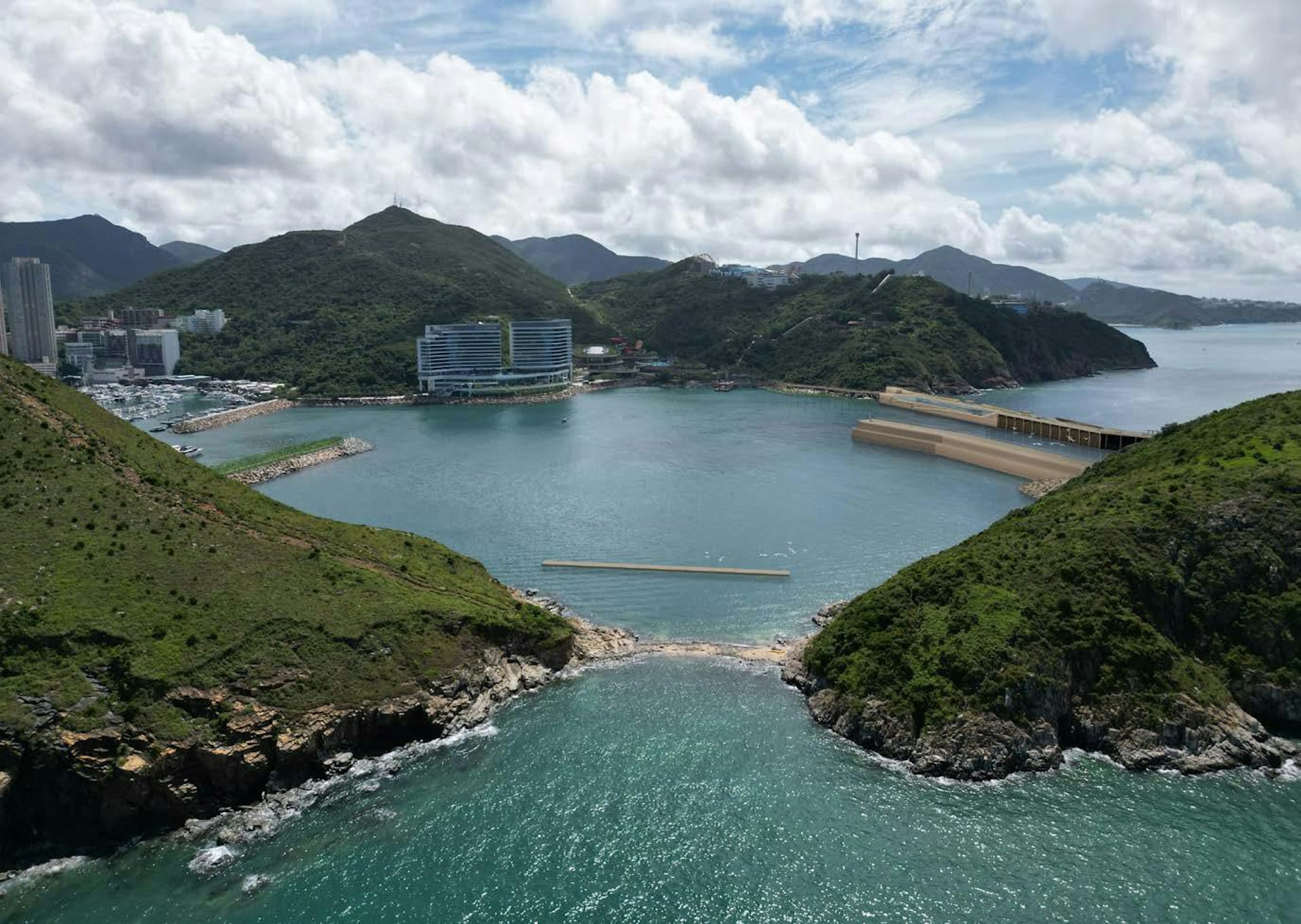 擴建香港仔避風塘初步設計下,將興建新防波堤。(模擬圖片) 擴建香港仔避風塘初步設計下,將興建新防波堤。(模擬圖片)