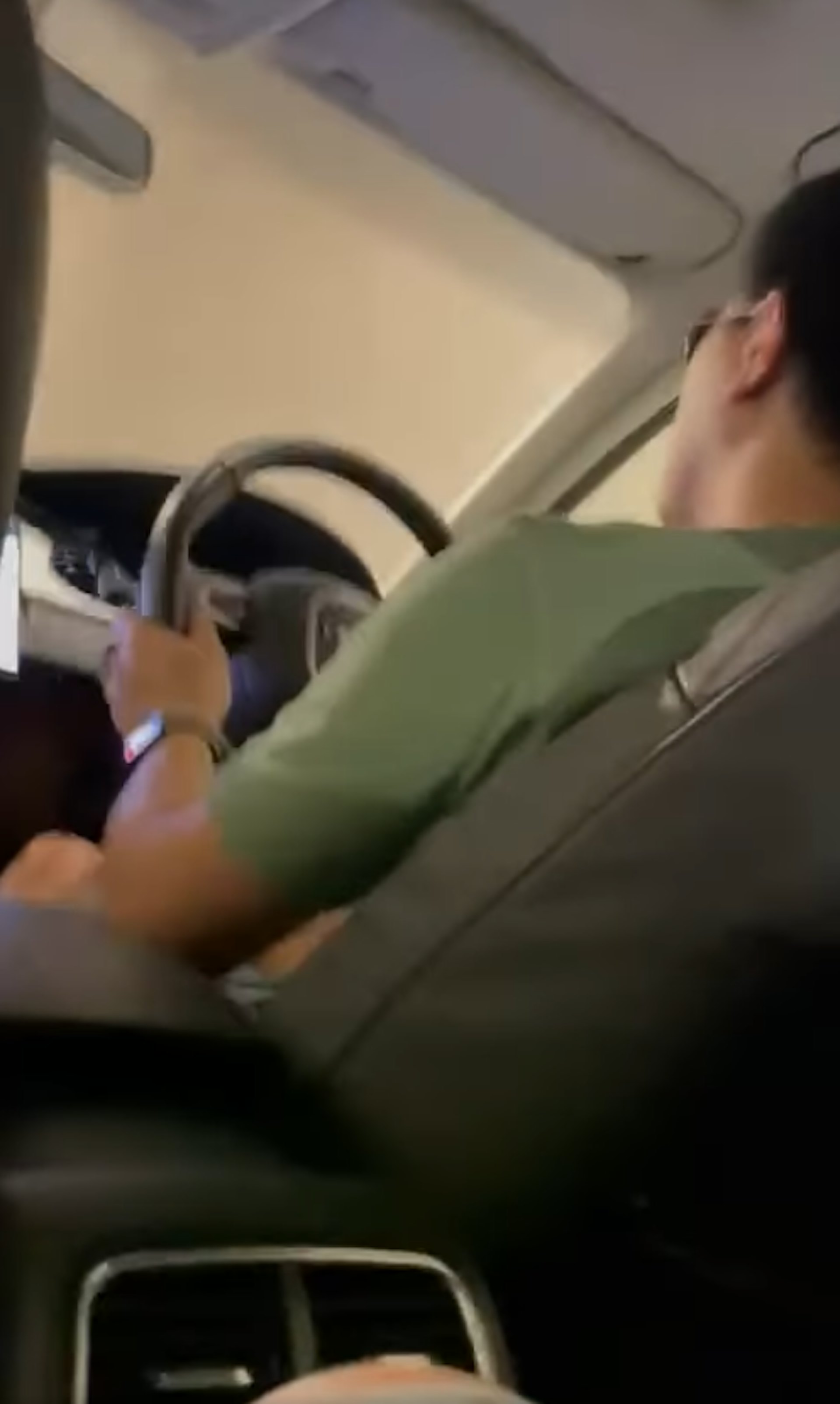 有警員疑似「放蛇」喬裝乘客租用私家車,當到達目的地時,隨即交由同袍拘捕白牌車司機。(fb/香港突發事故報料區 Bosco Chu影片截圖) 有警員疑似「放蛇」喬裝乘客租用私家車,當到達目的地時,隨即交由同袍拘捕白牌車司機。(fb/香港突發事故報料區 Bosco Chu影片截圖)
