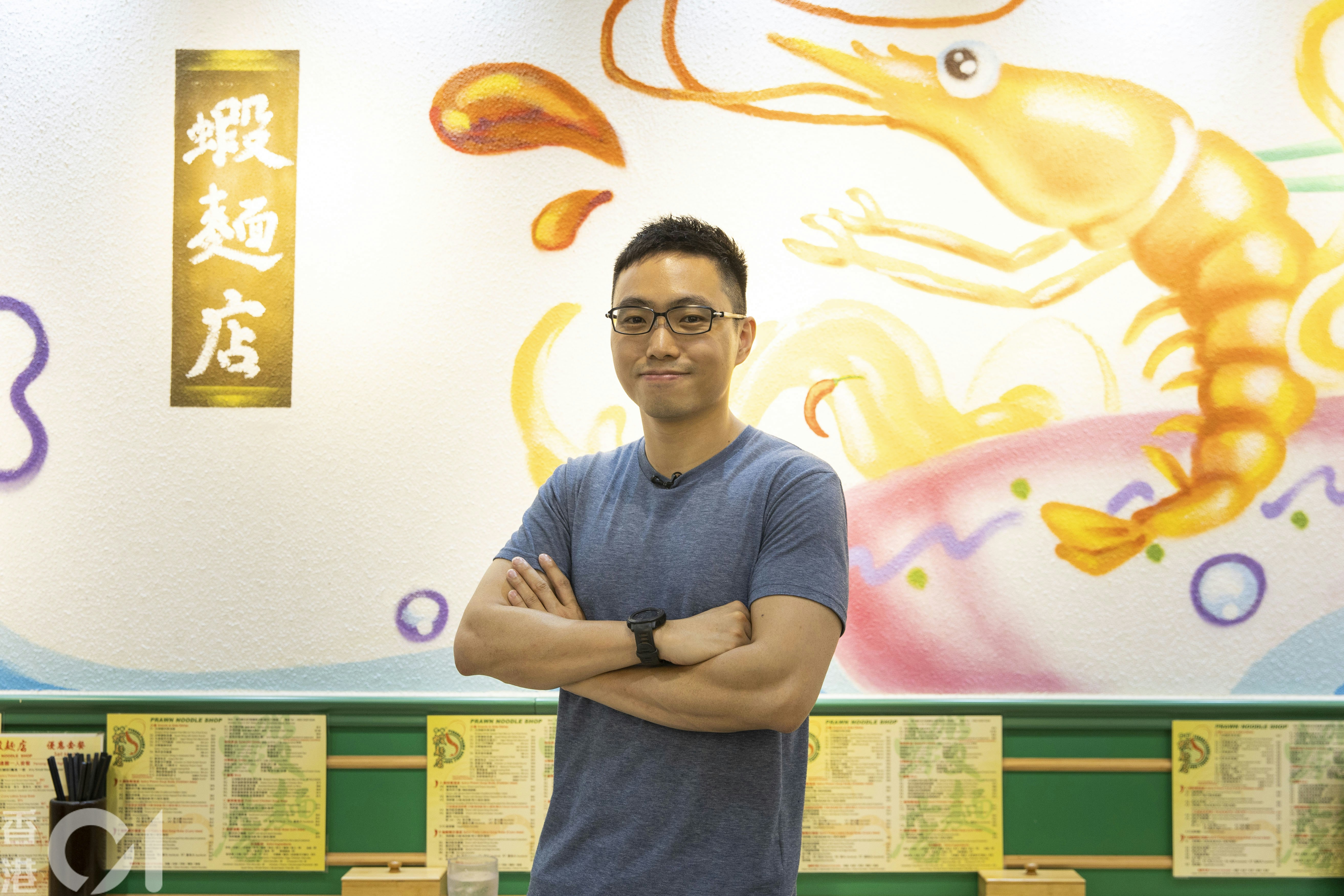 蝦麵店老闆Ricky本為企業管理顧問，2016年接手經營蝦麵店，並學習如何烹煮蝦麵和湯底。（黃寶瑩攝）
