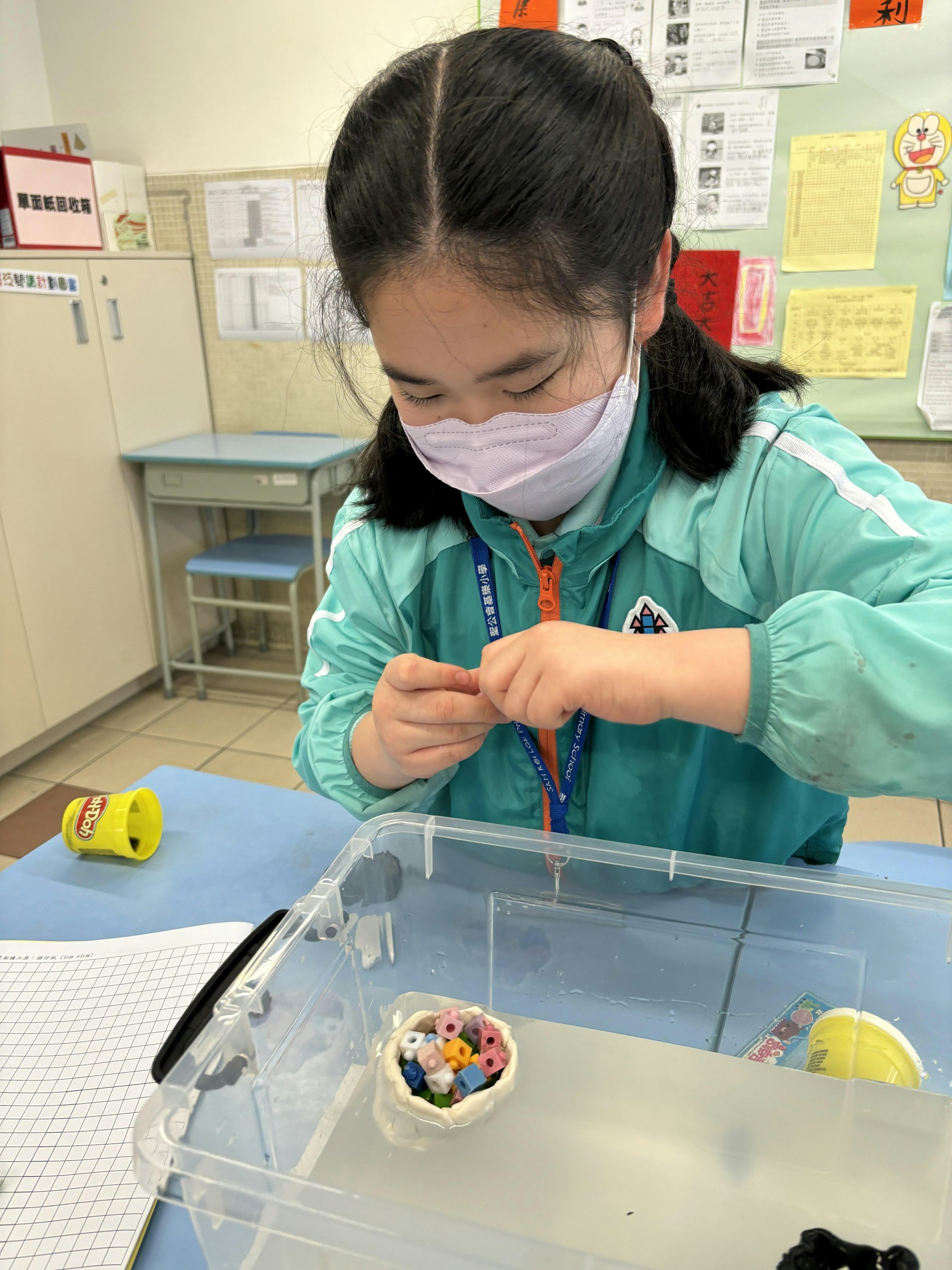 四年級同學製作浮力船。(聖公會基樂小學提供) 四年級同學製作浮力船。(聖公會基樂小學提供)
