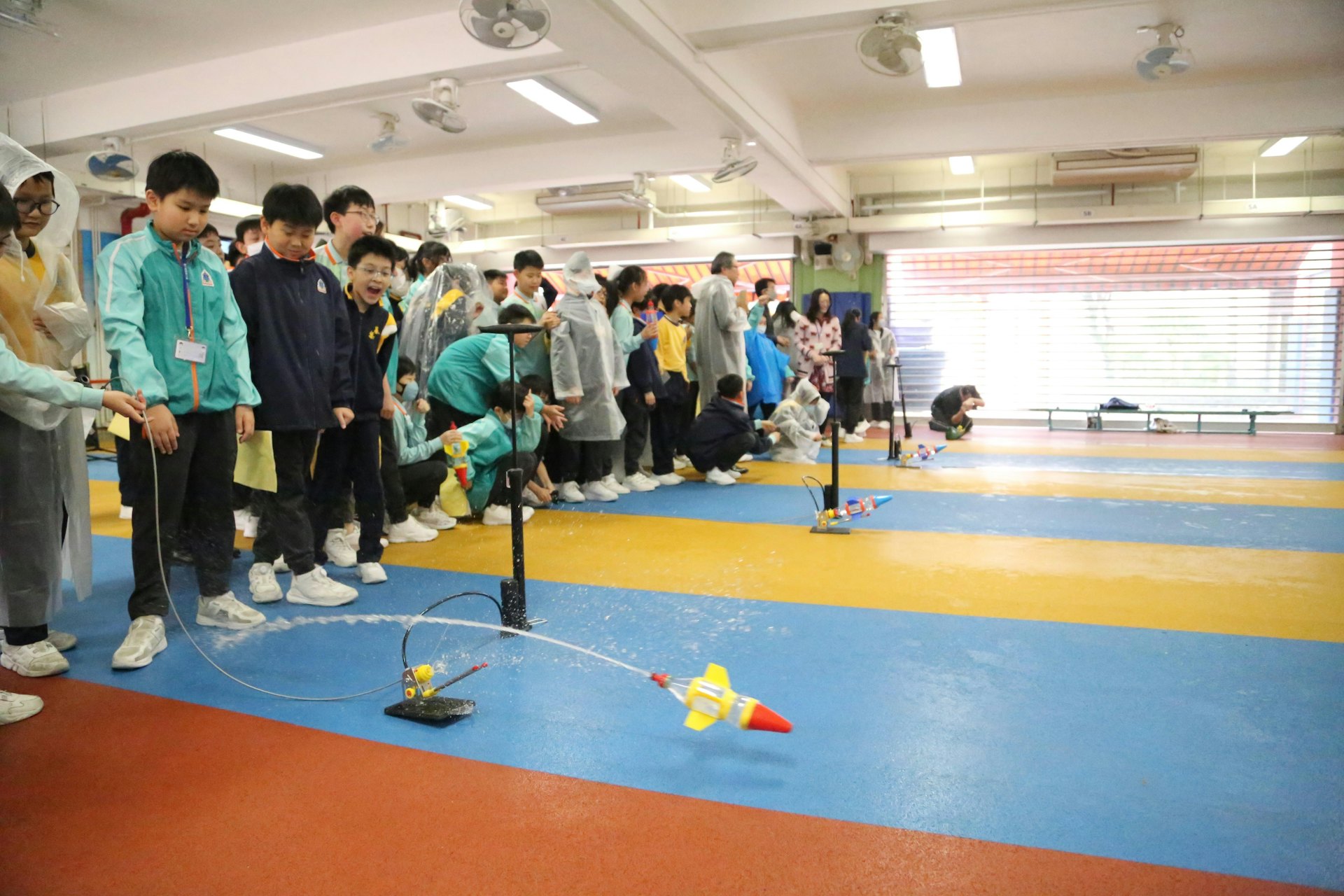 五年級同學齊齊測試水火箭。(聖公會基樂小學提供) 五年級同學齊齊測試水火箭。(聖公會基樂小學提供)