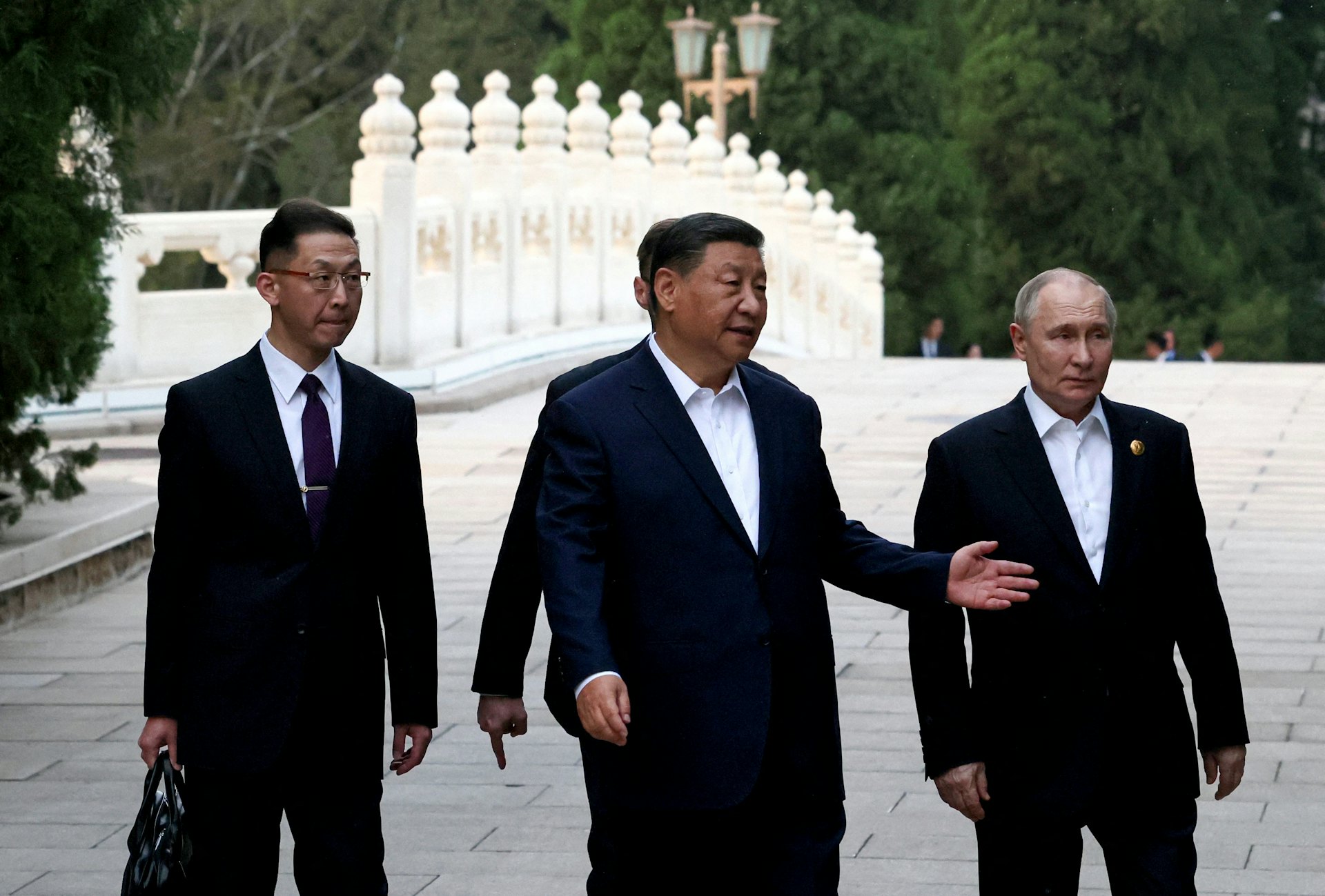 中俄關係:圖為2024年5月16日,俄羅斯總統普京在中國進行國是訪問期間,與中國國家主席習近平在中南海公園喝茶,進行非正式會談。(Sputnik/Mikhail Metzel/Pool via REUTERS) 中俄關係:圖為2024年5月16日,俄羅斯總統普京在中國進行國是訪問期間,與中國國家主席習近平在中南海公園喝茶,進行非正式會談。(Sputnik/Mikhail Metzel/Pool via REUTERS)