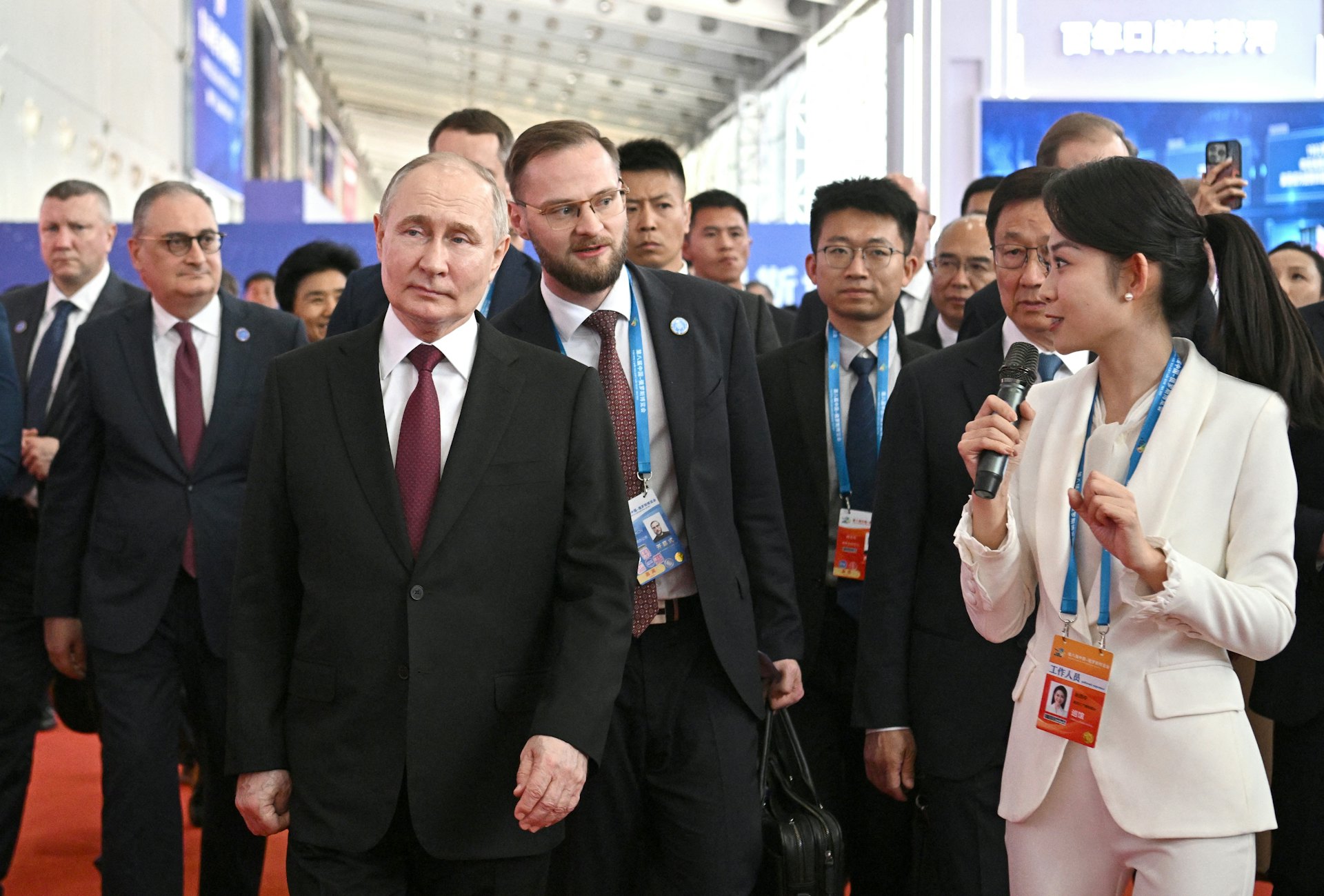 俄羅斯總統普京(Vladimir Putin,又譯普丁或蒲亭)2024年5月17日出席哈爾濱舉行的第8屆俄中博覽會期間,在展場內參觀。(Sputnik/Sergei Bobylyov/Pool via REUTERS) 俄羅斯總統普京(Vladimir Putin,又譯普丁或蒲亭)2024年5月17日出席哈爾濱舉行的第8屆俄中博覽會期間,在展場內參觀。(Sputnik/Sergei Bobylyov/Pool via REUTERS)