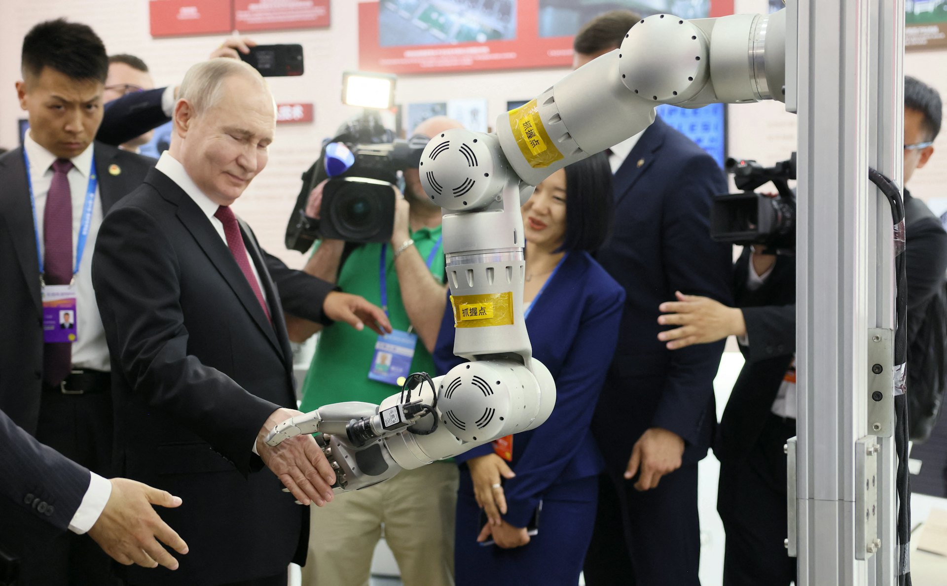 俄羅斯總統普京(Vladimir Putin,又譯普丁或蒲亭)2024年5月17日出席哈爾濱舉行的第8屆俄中博覽會期間,在展場內參觀。(Sputnik/Mikhail Metzel/Pool via REUTERS) 俄羅斯總統普京(Vladimir Putin,又譯普丁或蒲亭)2024年5月17日出席哈爾濱舉行的第8屆俄中博覽會期間,在展場內參觀。(Sputnik/Mikhail Metzel/Pool via REUTERS)