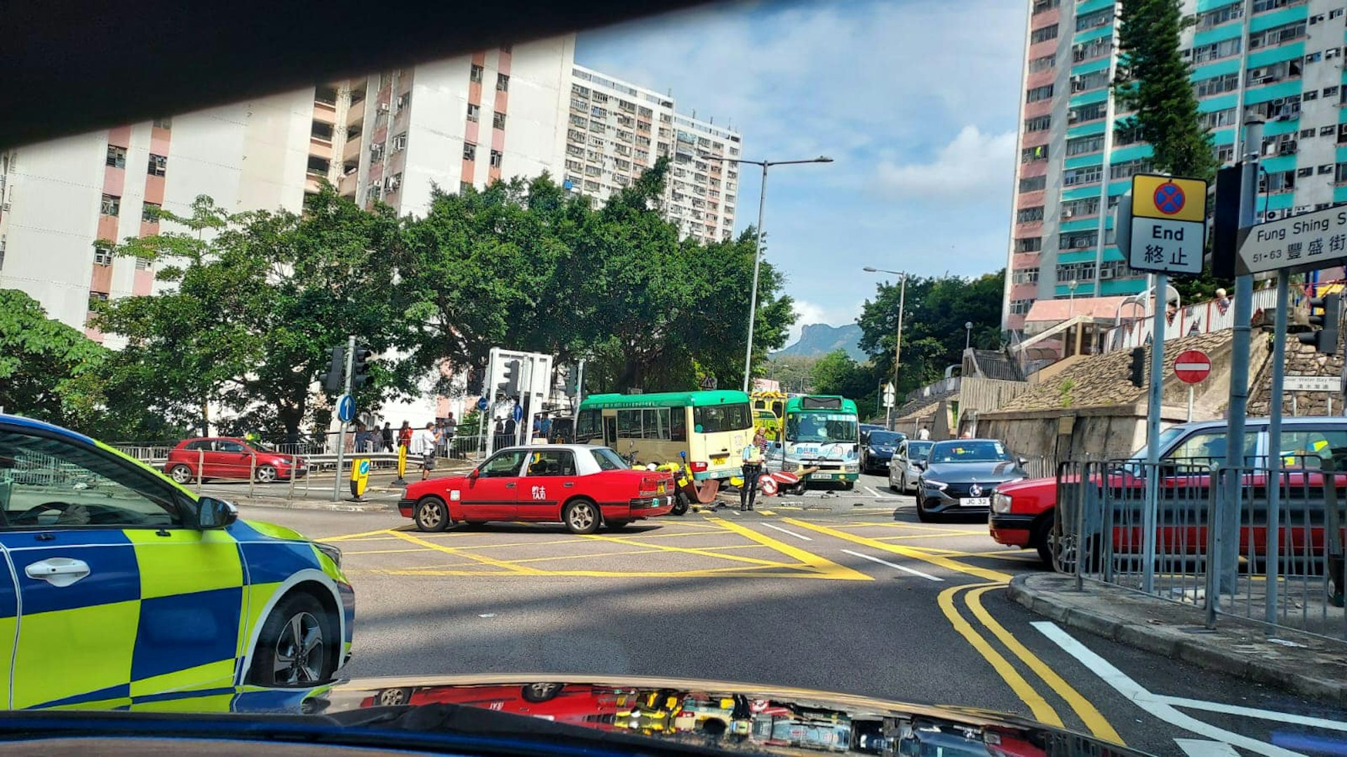 清水灣道與豐盛街交界部份行車線一度封閉。(網上圖片) 清水灣道與豐盛街交界部份行車線一度封閉。(網上圖片)