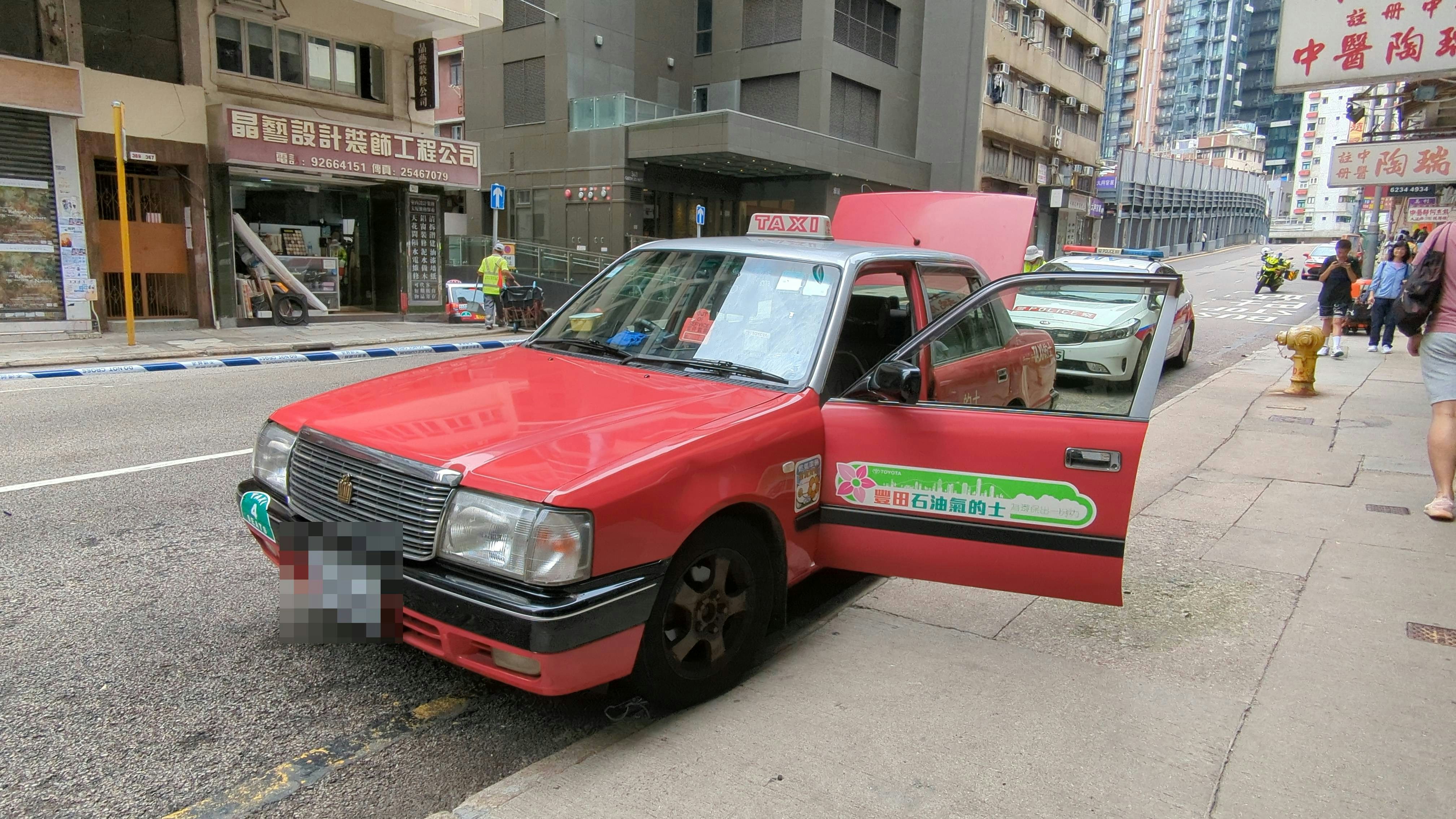 的士停在路邊。（黃偉民攝）