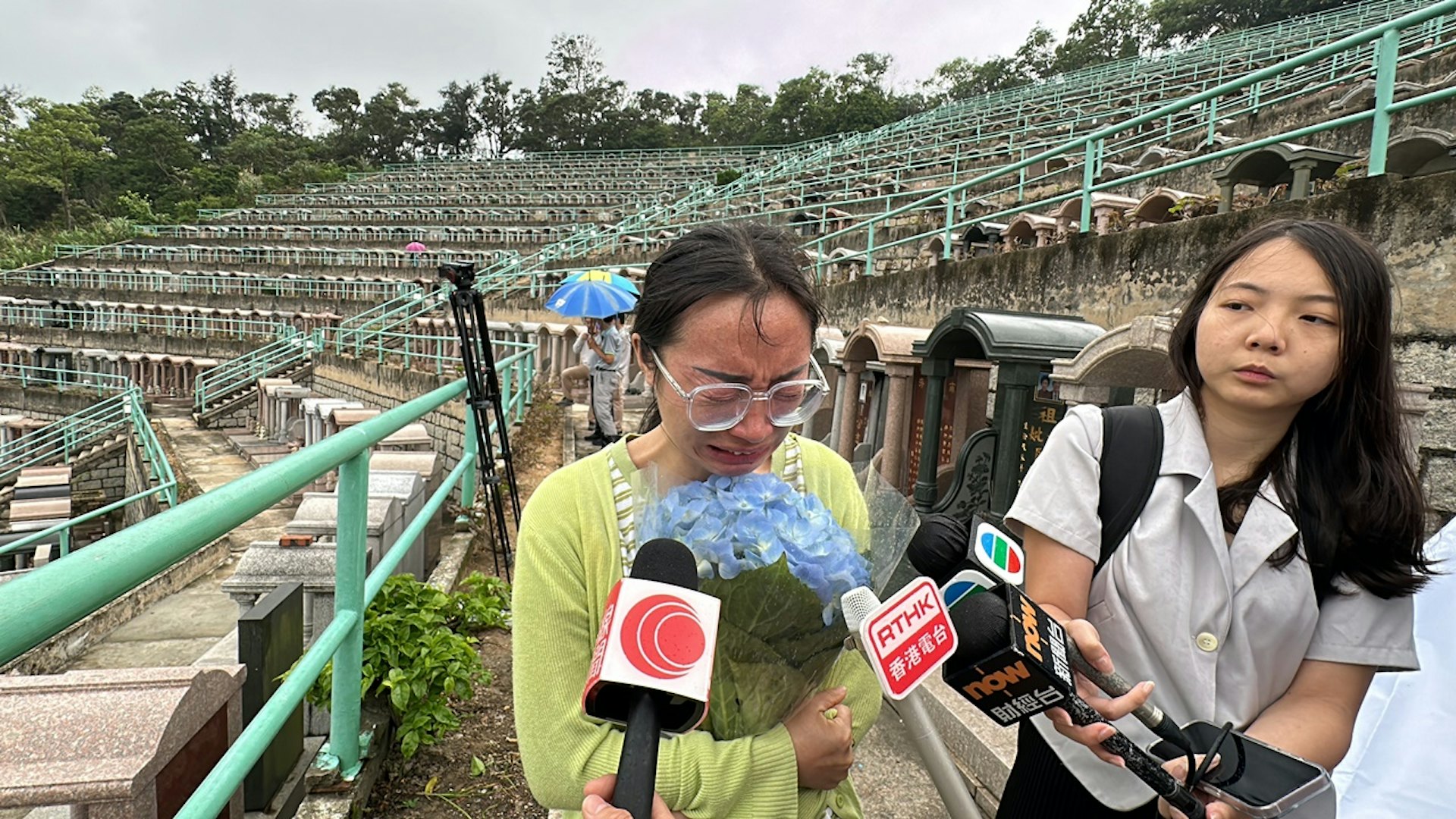 由四川來港的阿英,驚悉偶像填墓被毀,手持鮮花,泣不成聲。(馬耀文攝) 由四川來港的阿英,驚悉偶像填墓被毀,手持鮮花,泣不成聲。(馬耀文攝)