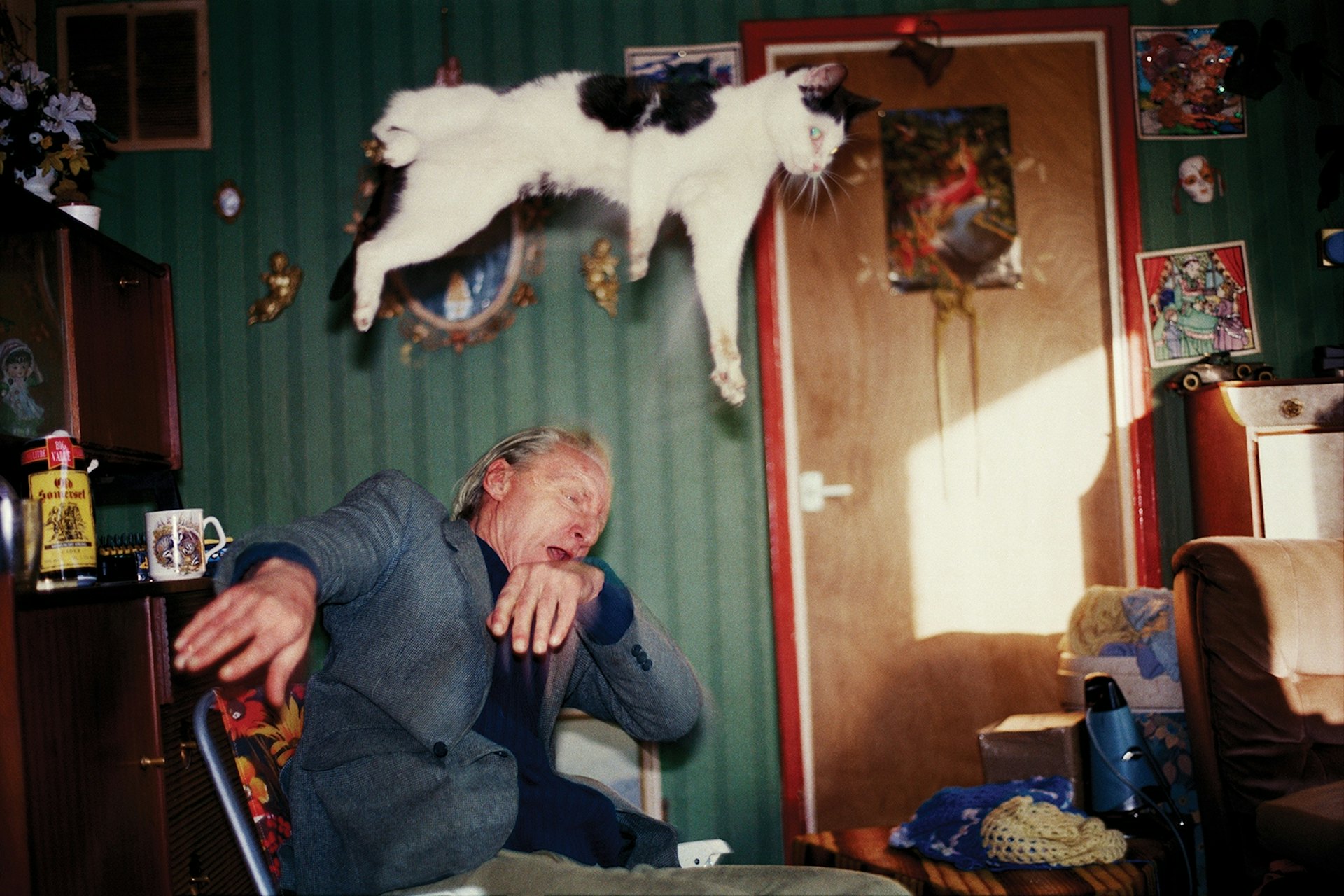 Richard Billingham《Ray's a Laugh》(圖片來源:https://moom.cat/l/aqU7Tj) Richard Billingham《Ray's a Laugh》(圖片來源:https://moom.cat/l/aqU7Tj)