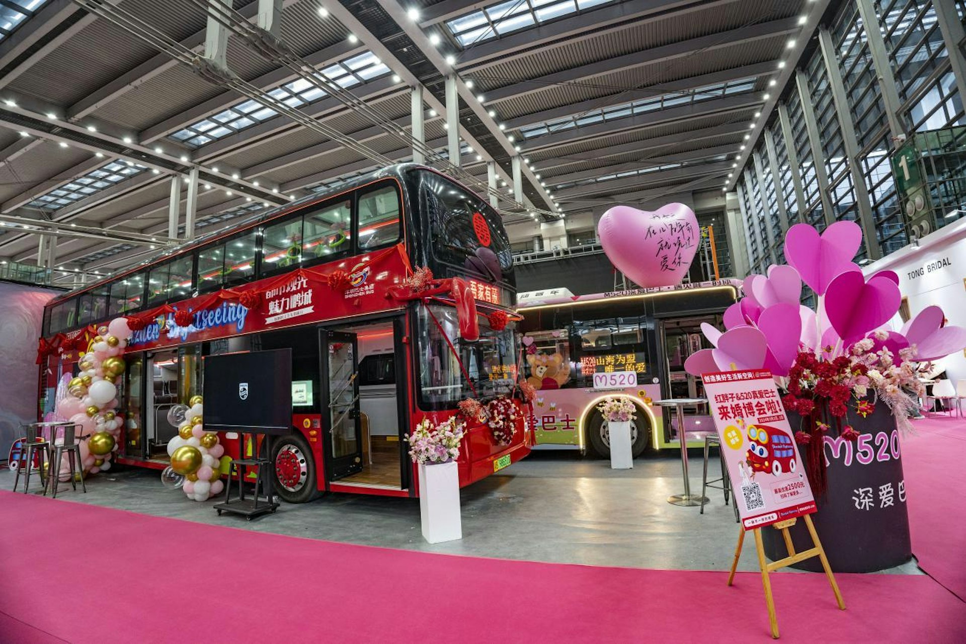 深圳巴士集團新推出的「城市婚車」,提供了普通公交車、「紅胖子」雙層巴士以及迷你巴士三種不同車型。(微博@浪眼看深圳) 深圳巴士集團新推出的「城市婚車」,提供了普通公交車、「紅胖子」雙層巴士以及迷你巴士三種不同車型。(微博@浪眼看深圳)