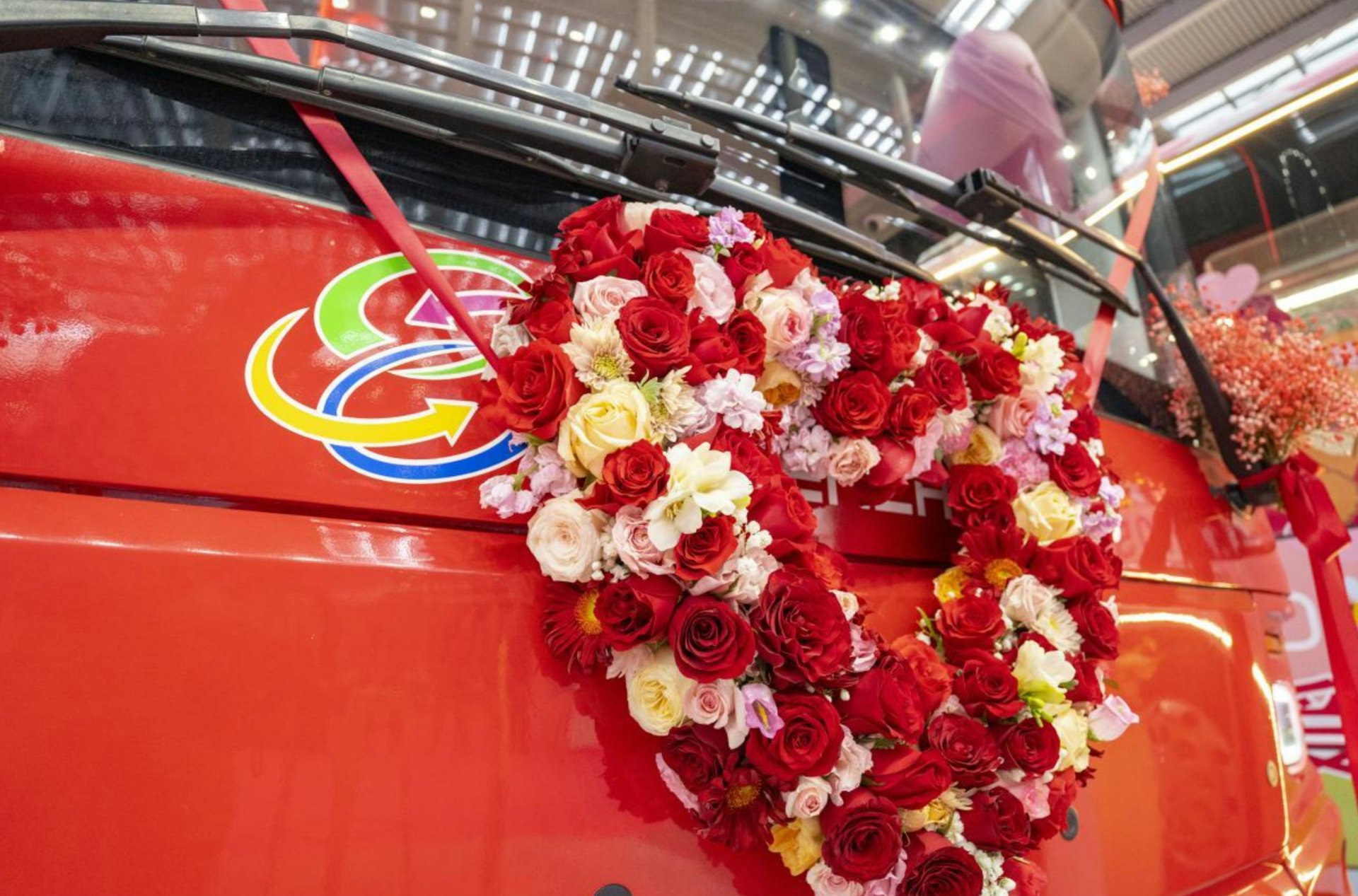 深圳巴士集團新推出的「城市婚車」,提供了普通公交車、「紅胖子」雙層巴士以及迷你巴士三種不同車型。(微博@浪眼看深圳) 深圳巴士集團新推出的「城市婚車」,提供了普通公交車、「紅胖子」雙層巴士以及迷你巴士三種不同車型。(微博@浪眼看深圳)