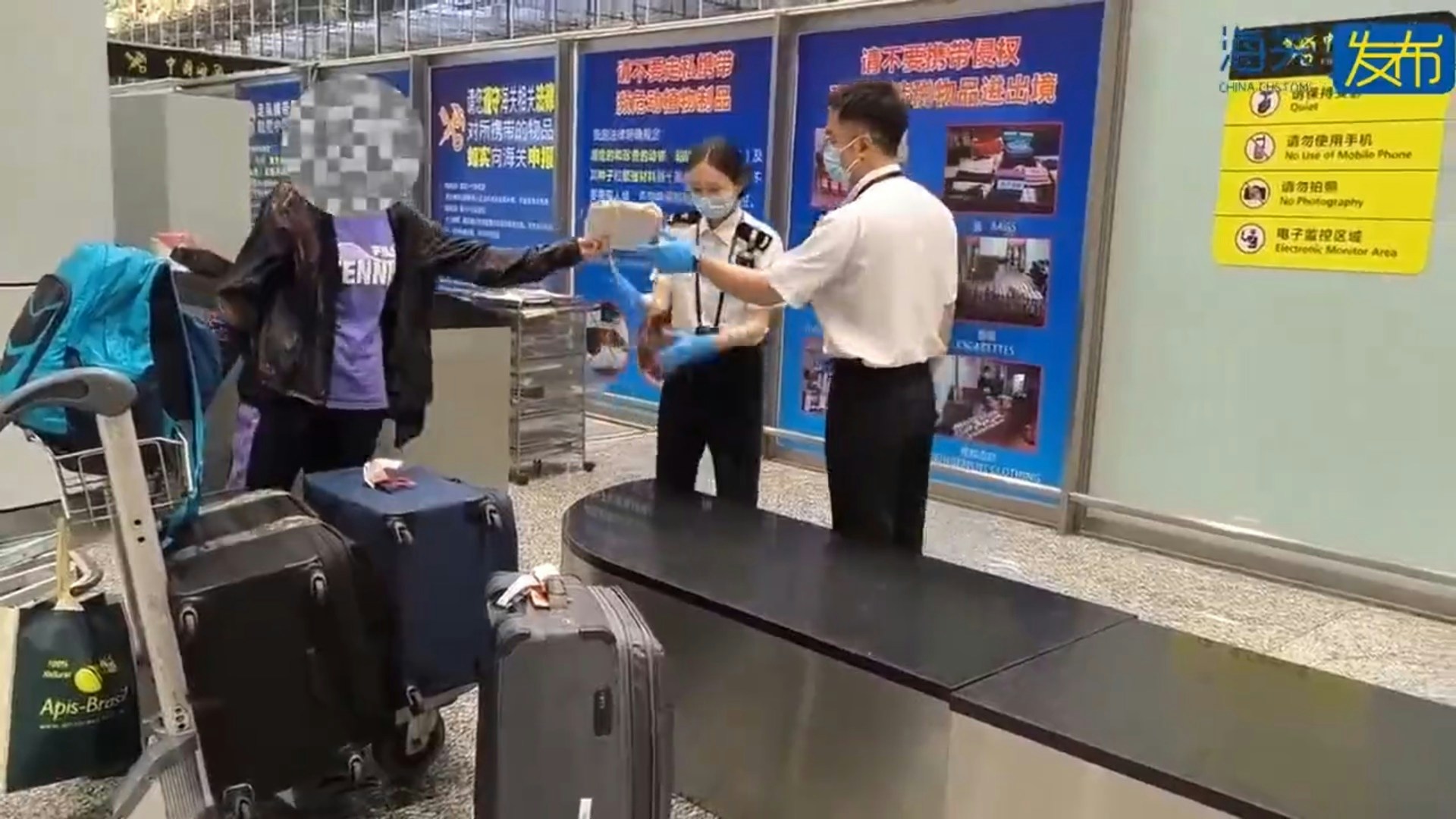 廣州海關發現一名旅客隨身攜帶的斜背包過機圖像異常。圖像顯示斜背包上的金屬鏈密度較大，疑似貴金屬製品。（微信公眾號＠海關發布）