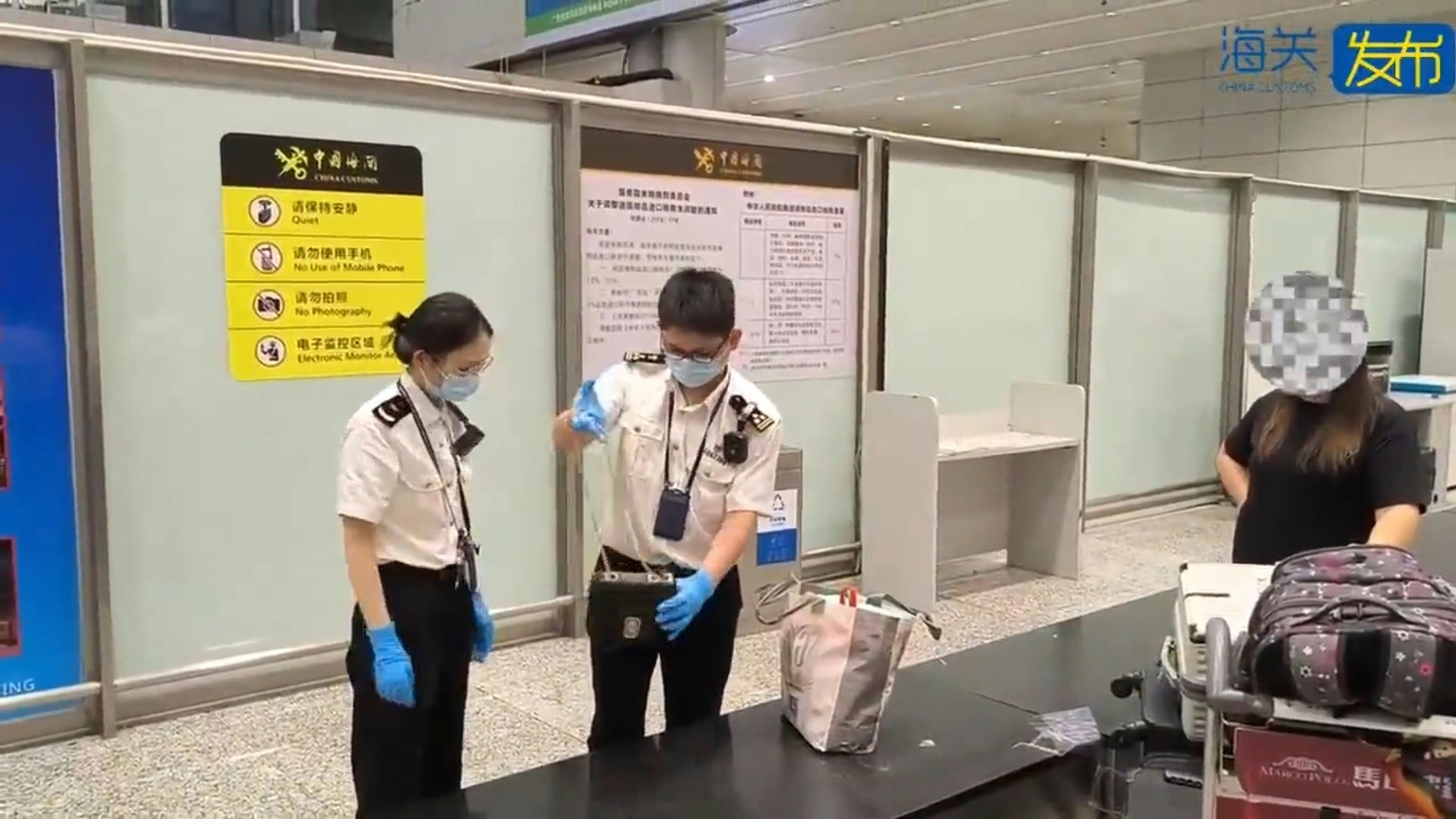 海關又在同一入境航班的另一名旅客隨身攜帶的行李中查獲一件類似斜背包。（微信公眾號＠海關發布）