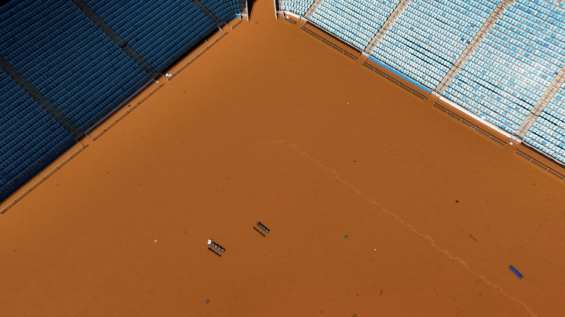 5月6日，巴西阿列格雷港，無人機高空拍攝甘美奧競技場（Arena Gremio stadium）水浸的情況，草地被泥水淹沒，只能見到觀眾席座位。（Amanda Perobelli／路透社）