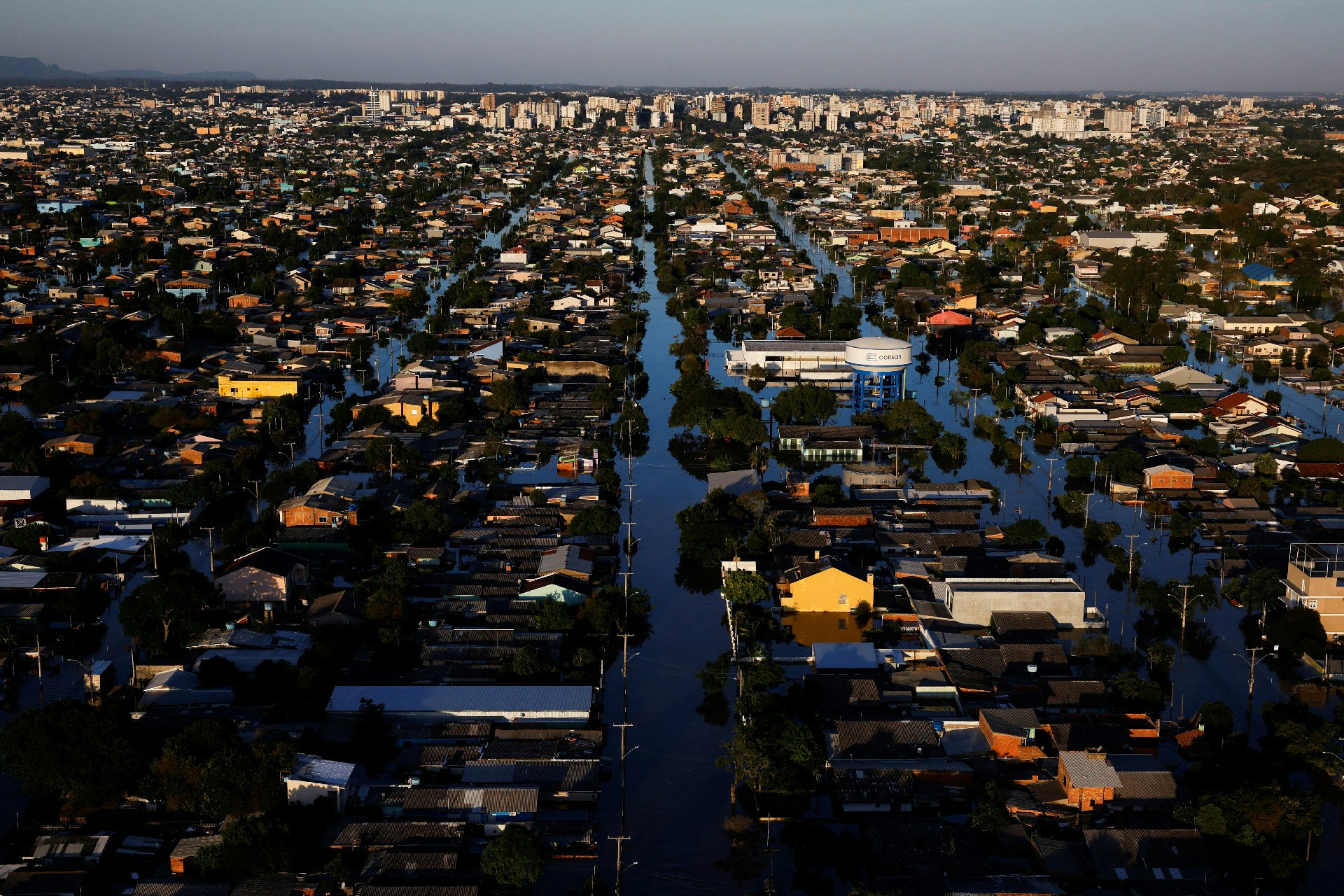 5月6日，巴西卡諾阿斯（Canoas），街道被水淹浸。（Amanda Perobelli／路透社）