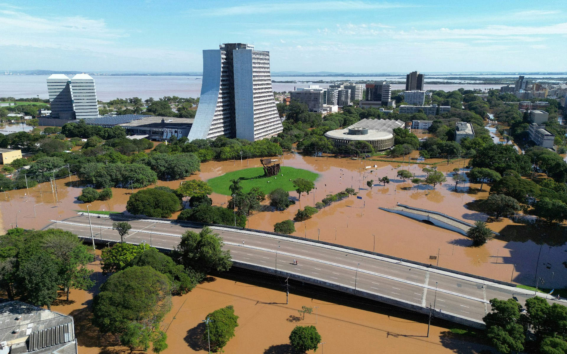 5月7日，巴西阿列格雷港，無人機高空拍攝水浸的街道。（Diego Vara／路透社）