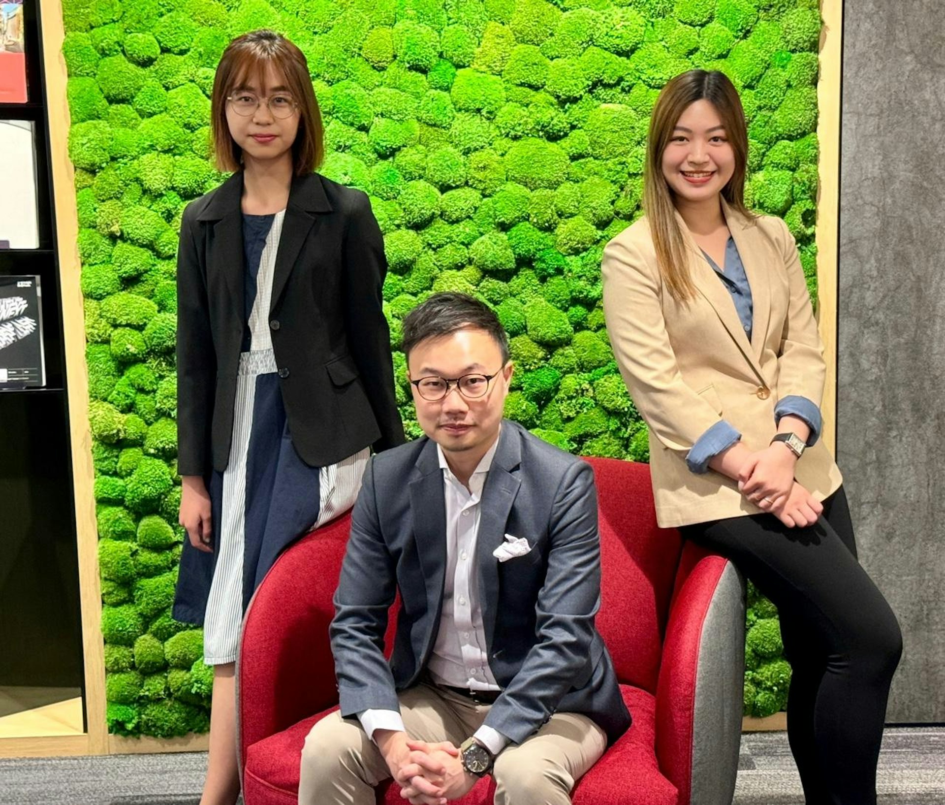左起︰萊坊環境、社會及企業管
治高級分析員尹咏詩,萊坊高級董事、大中華區研究及諮詢部主管王兆麒、萊坊專業服務高級業務策略經理江依霖。(柳英傑攝) 左起︰萊坊環境、社會及企業管
治高級分析員尹咏詩,萊坊高級董事、大中華區研究及諮詢部主管王兆麒、萊坊專業服務高級業務策略經理江依霖。(柳英傑攝)