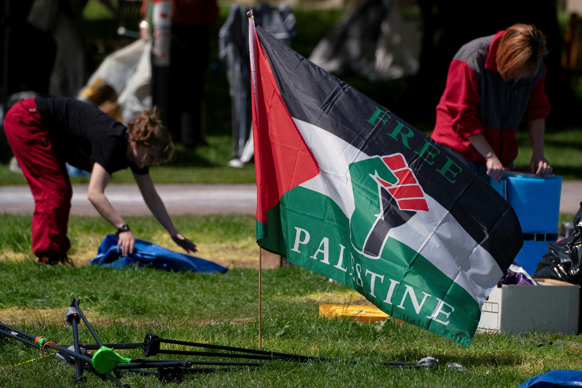 5月20日，美國西雅圖，華盛頓大學四方廣場，草地上一支「撐巴」旗幟。背景中佔領人士收拾物品離開。（David Ryder／路透社）
