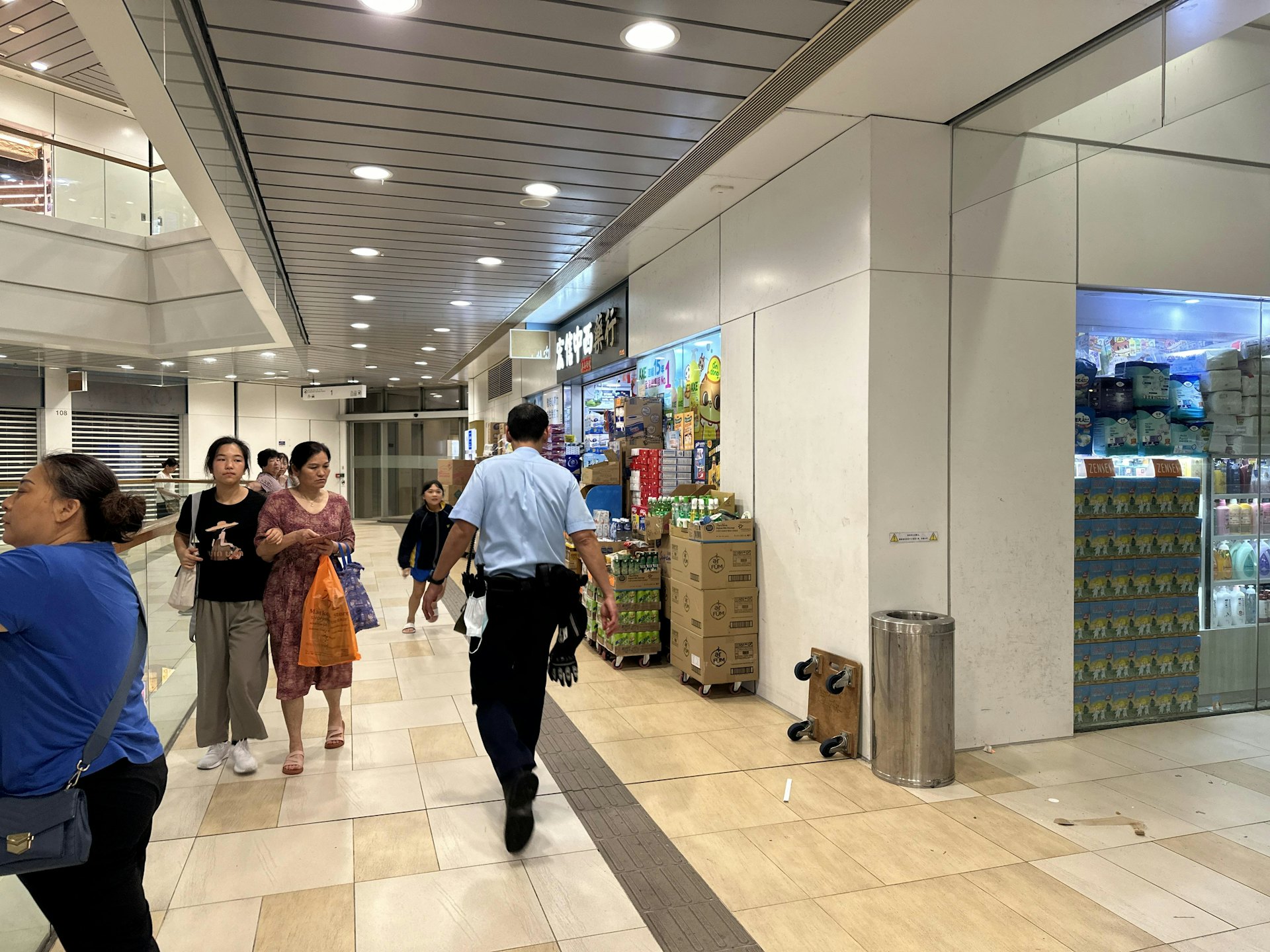 警員到場調查。(王譯揚攝) 警員到場調查。(王譯揚攝)