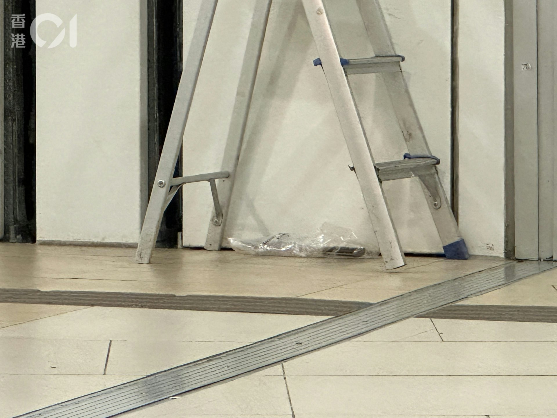 現場遺下一把刀。(王譯揚攝) 現場遺下一把刀。(王譯揚攝)