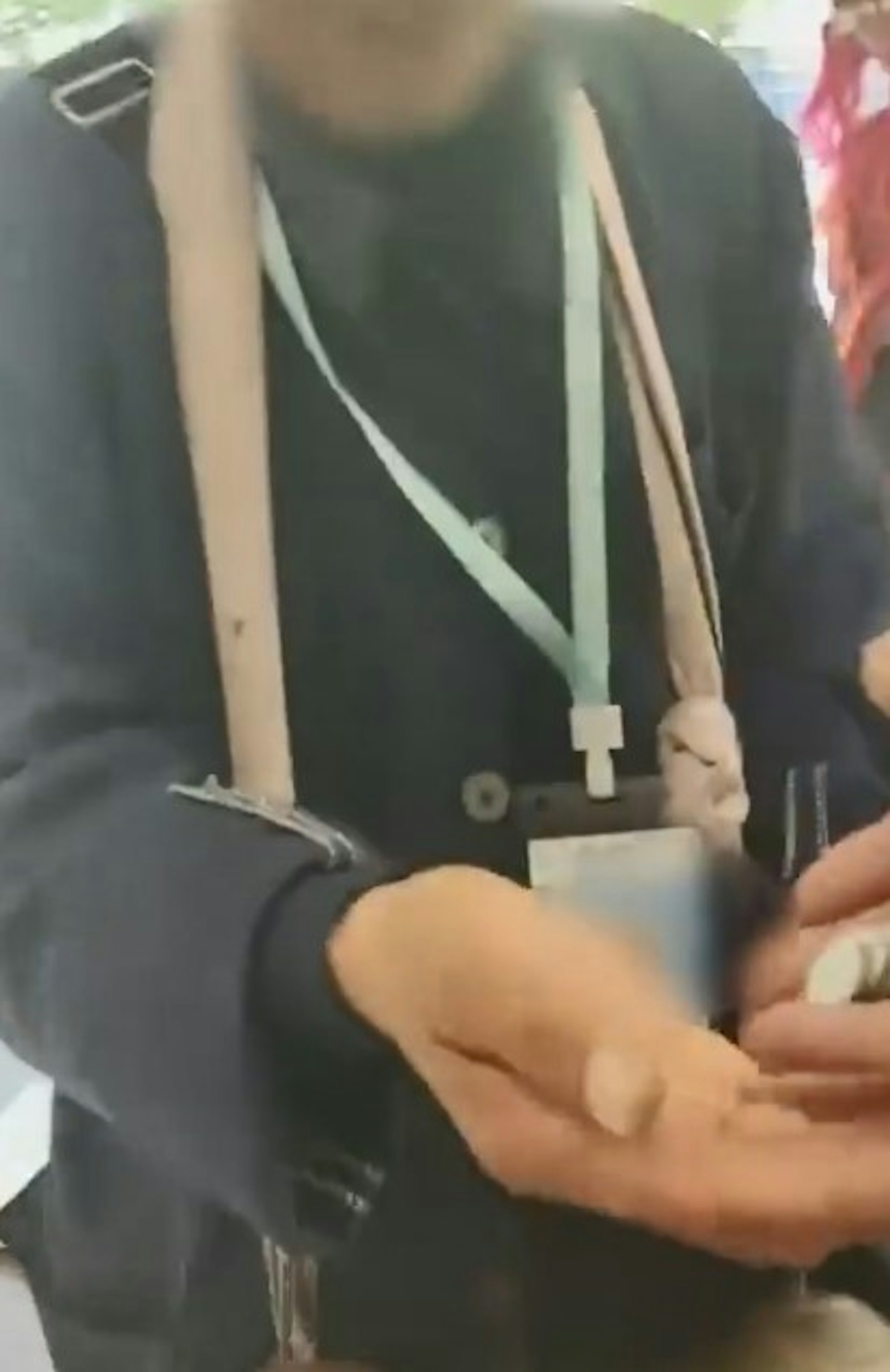 安徽有老人都店內行乞,不滿老闆給錢太少,怒丟硬幣在地上。(微博影片截圖) 安徽有老人都店內行乞,不滿老闆給錢太少,怒丟硬幣在地上。(微博影片截圖)