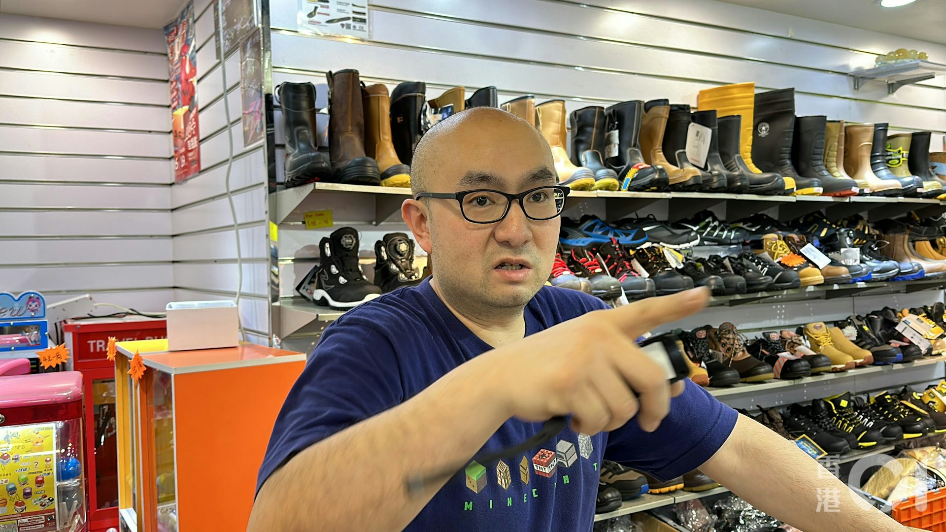 鞋舖老闆呂先生講述事發經過。(黃學潤攝) 鞋舖老闆呂先生講述事發經過。(黃學潤攝)