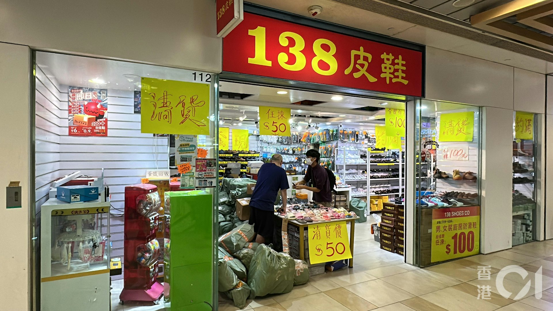 事發時鞋舖老闆呂先生正在店內工作。(黃學潤攝) 事發時鞋舖老闆呂先生正在店內工作。(黃學潤攝)