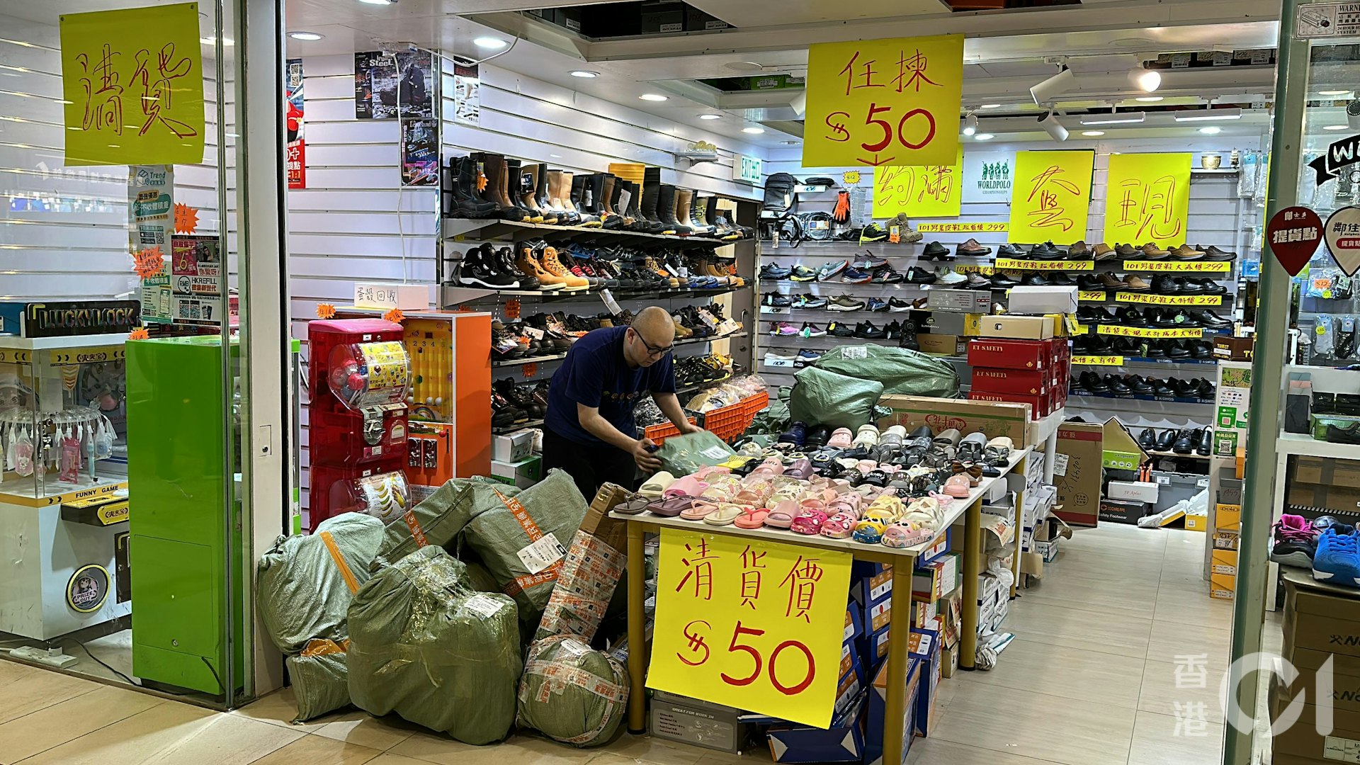 事發時鞋舖老闆呂先生正在店內工作。(黃學潤攝) 事發時鞋舖老闆呂先生正在店內工作。(黃學潤攝)