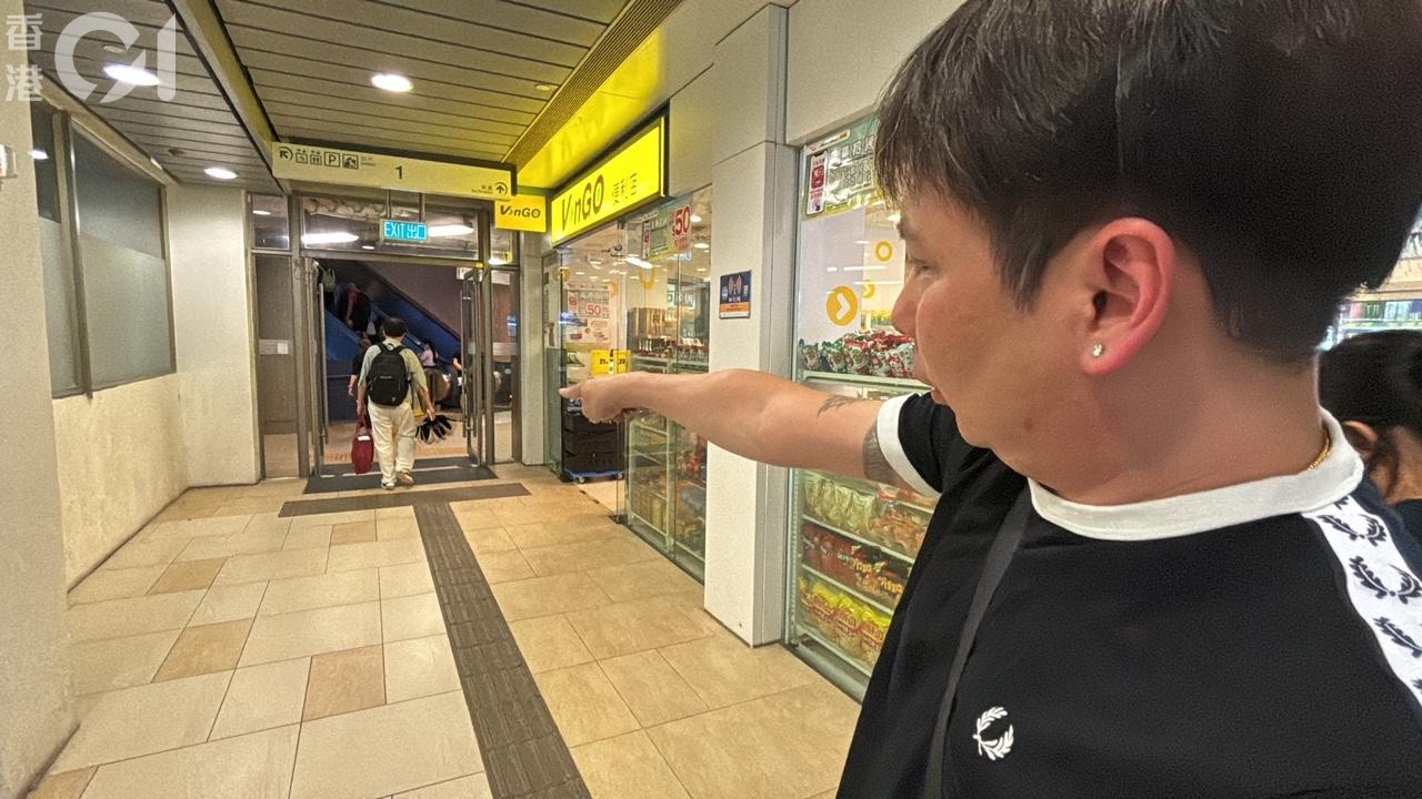 持刀男子於便利店對開被途人制服。（羅日昇攝）